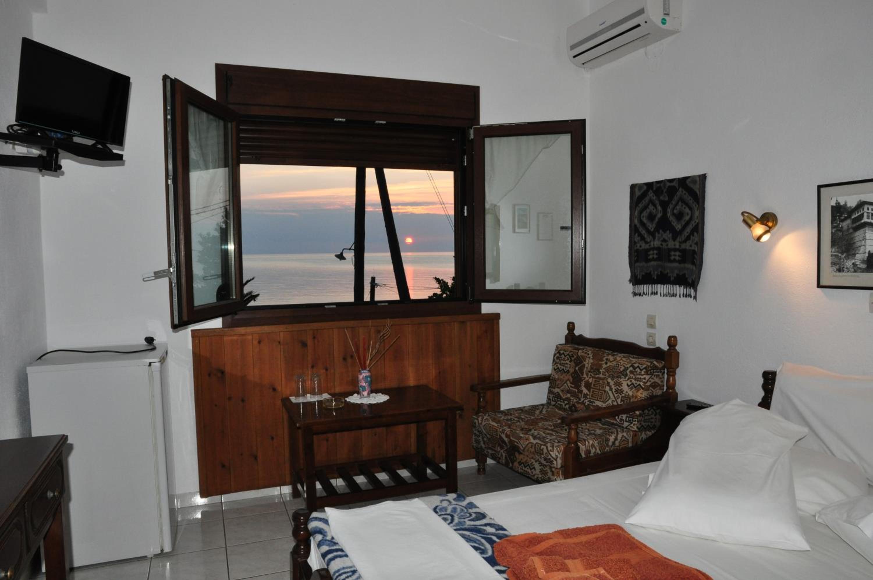 Economy Double Room with Sea View - Photo 9