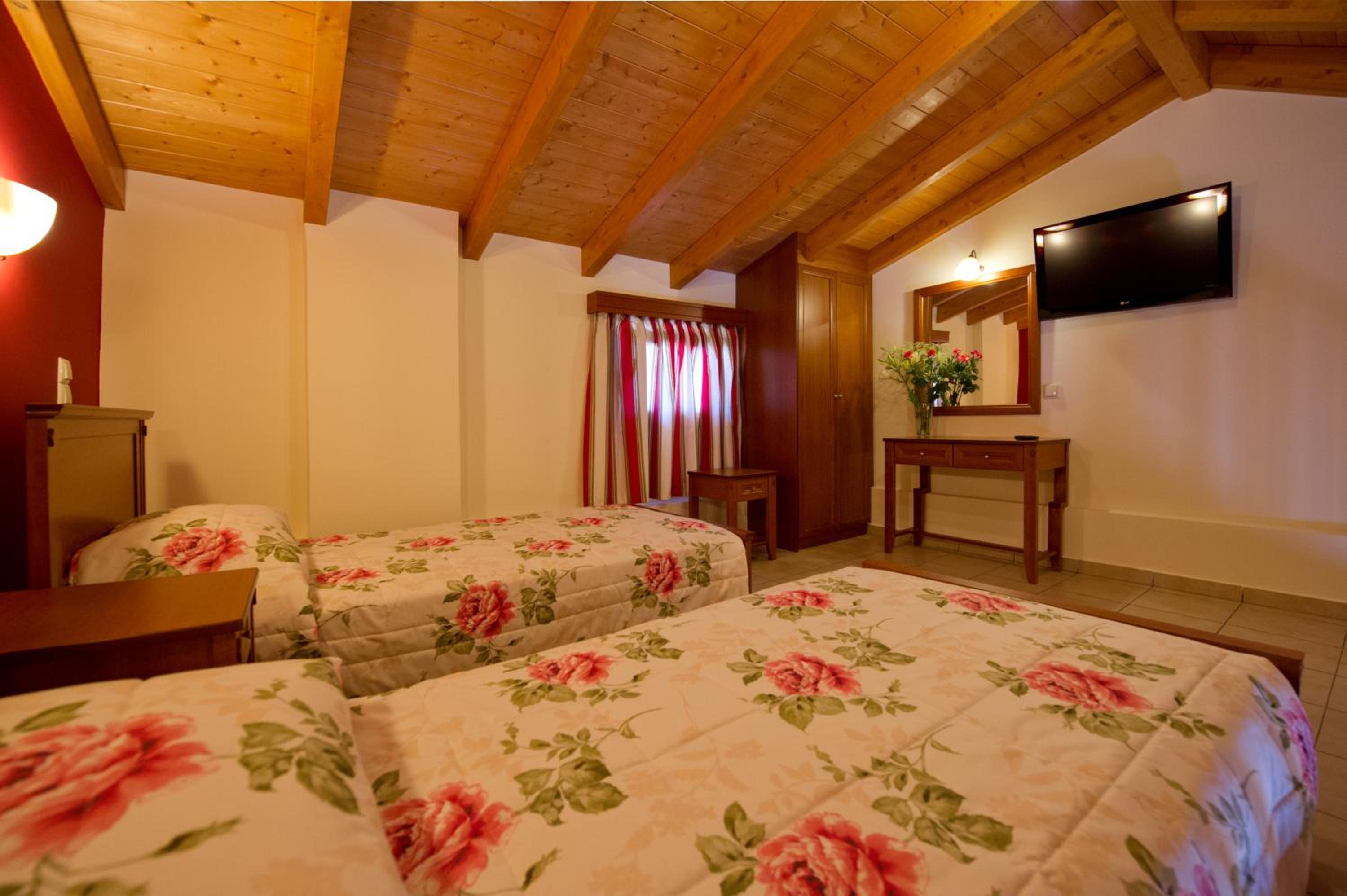 Apartment - Split Level - Photo 2