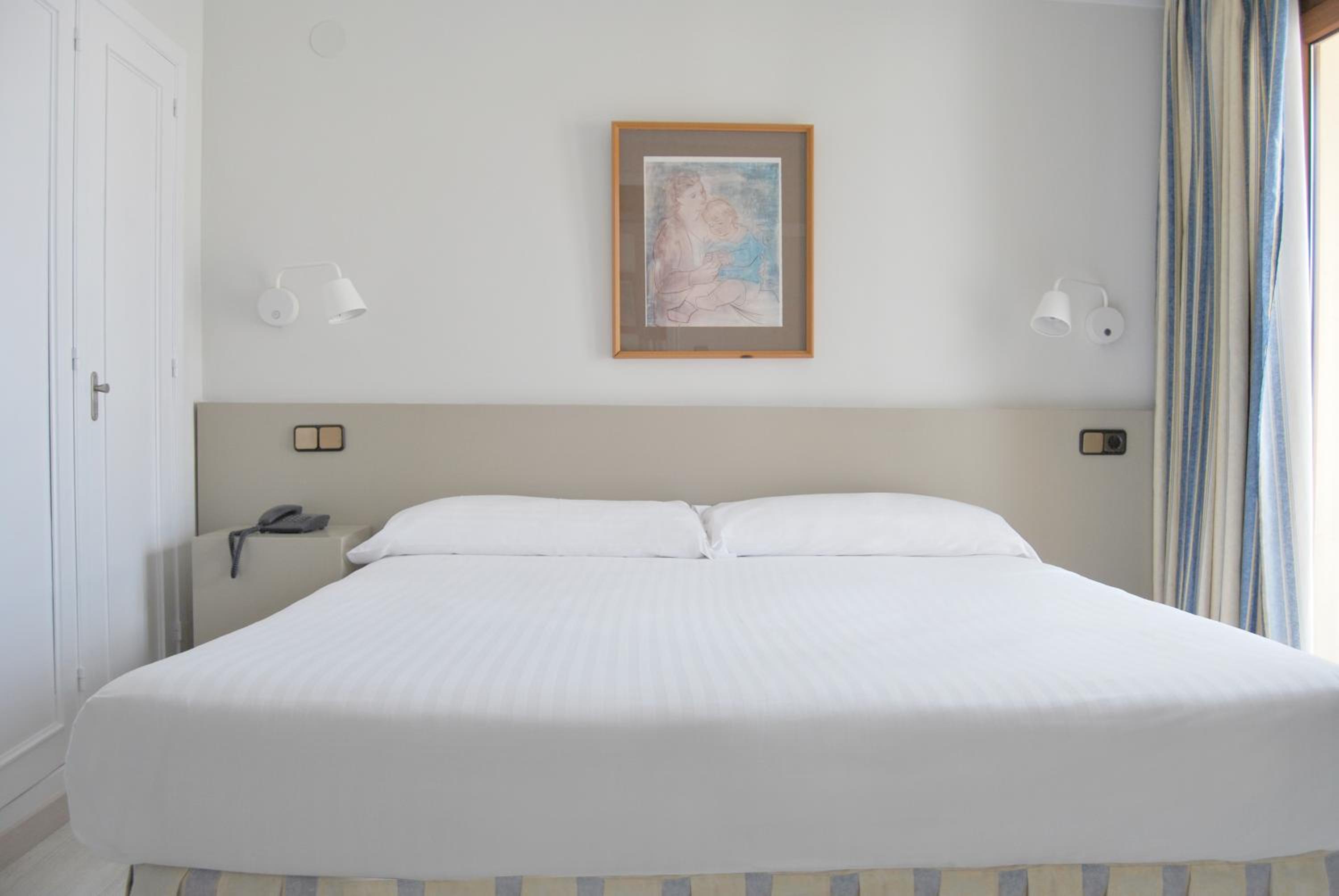 Double or Twin Room with Sea View - Photo 17