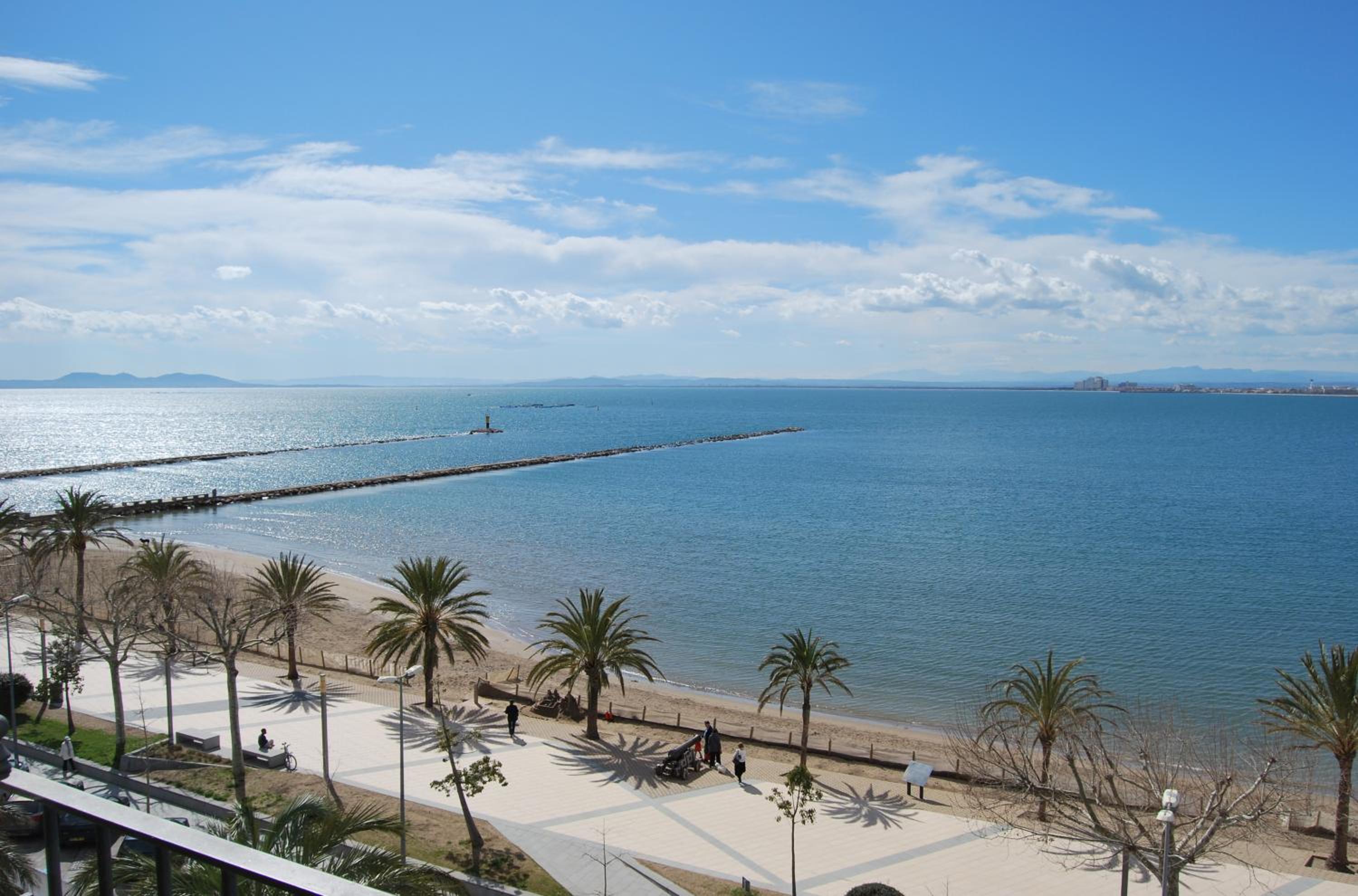 Double or Twin Room with Sea View - Photo 12