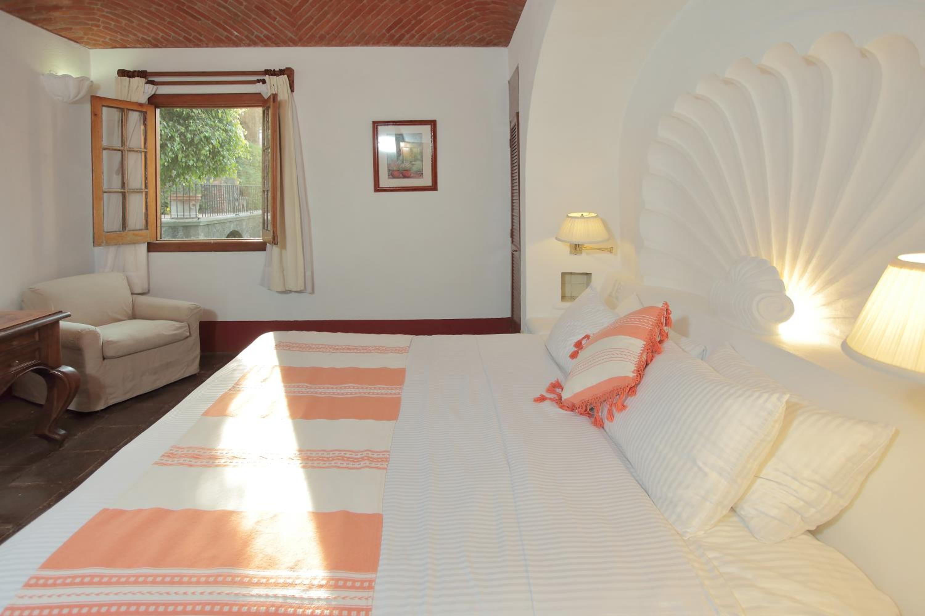 Suite - Photo 13