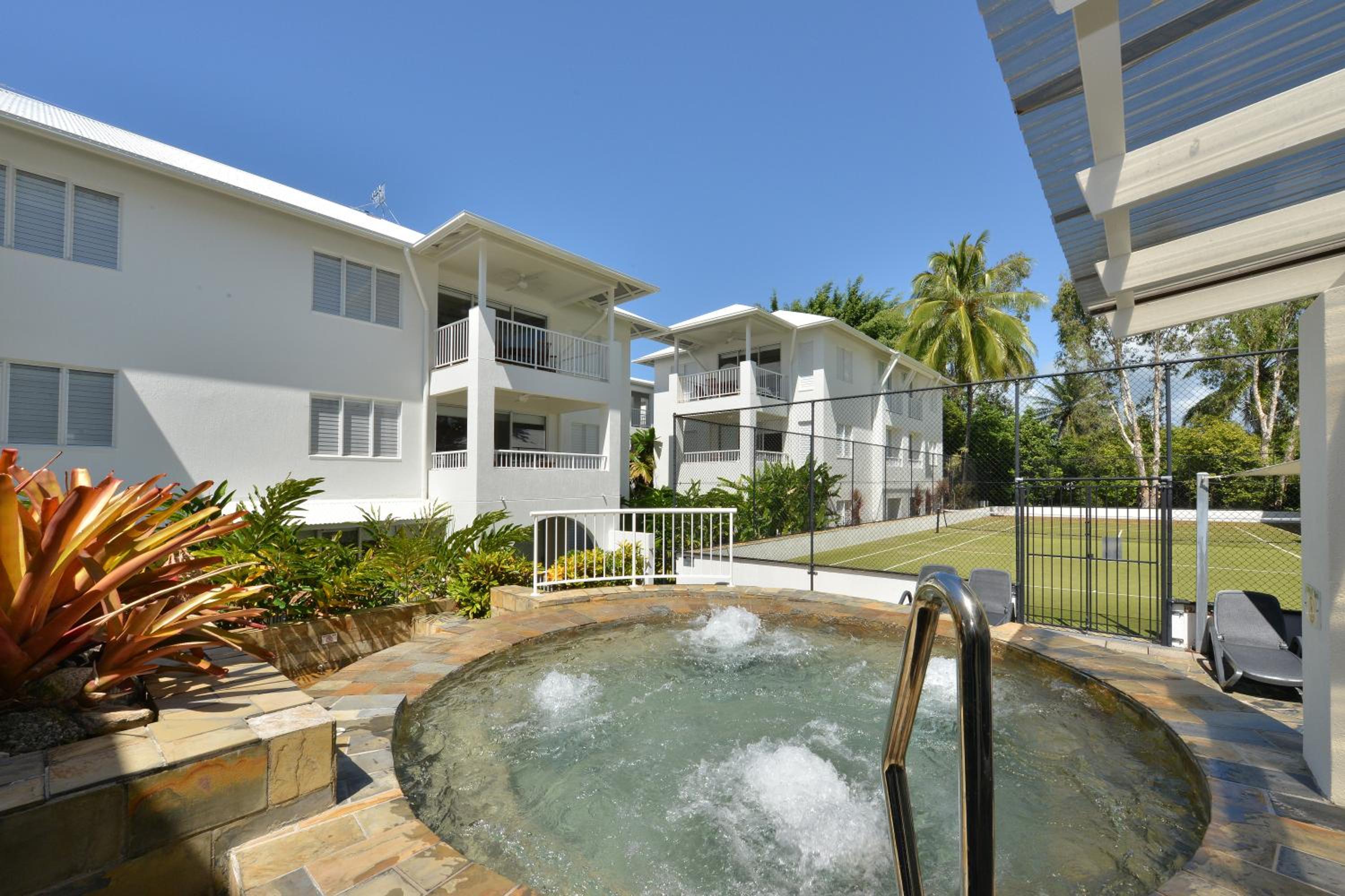 Apartment with Balcony photo 3