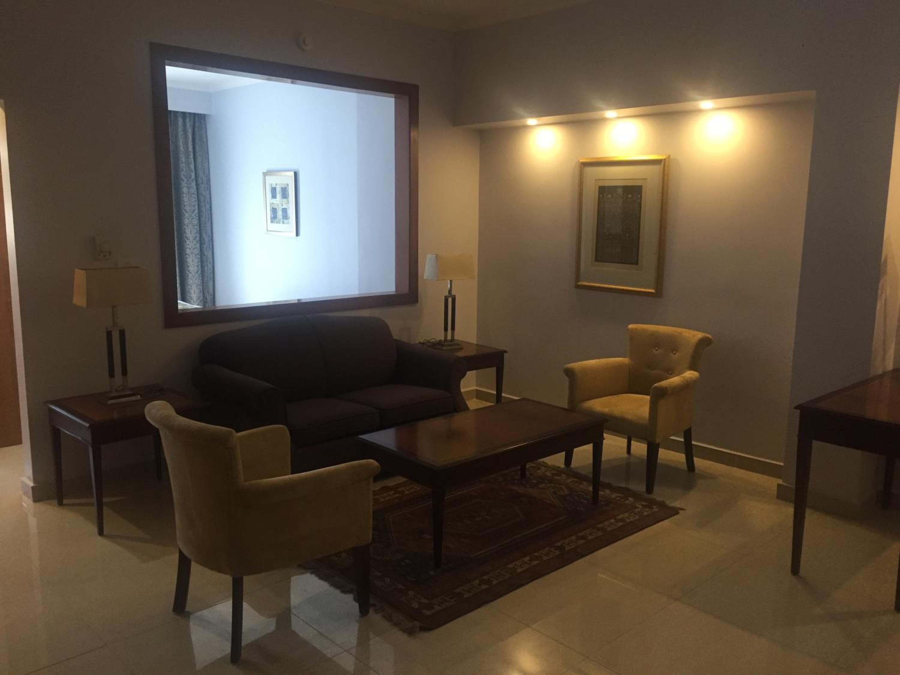 Executive Suite - Photo 4