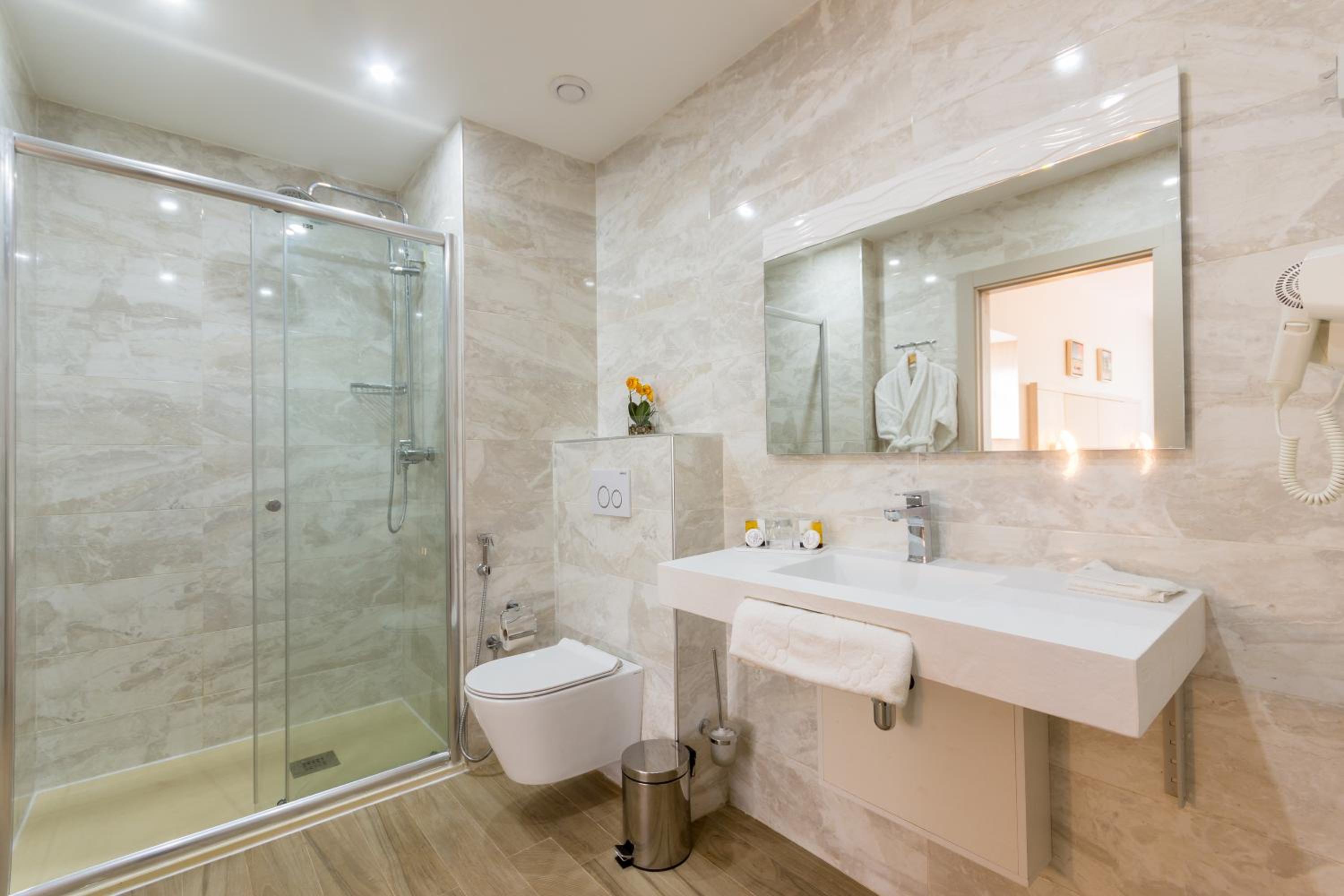 King Suite - Photo 3