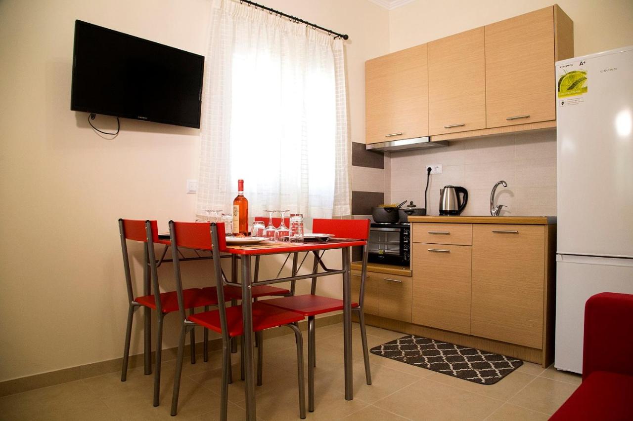 One-Bedroom Apartment - Photo 2
