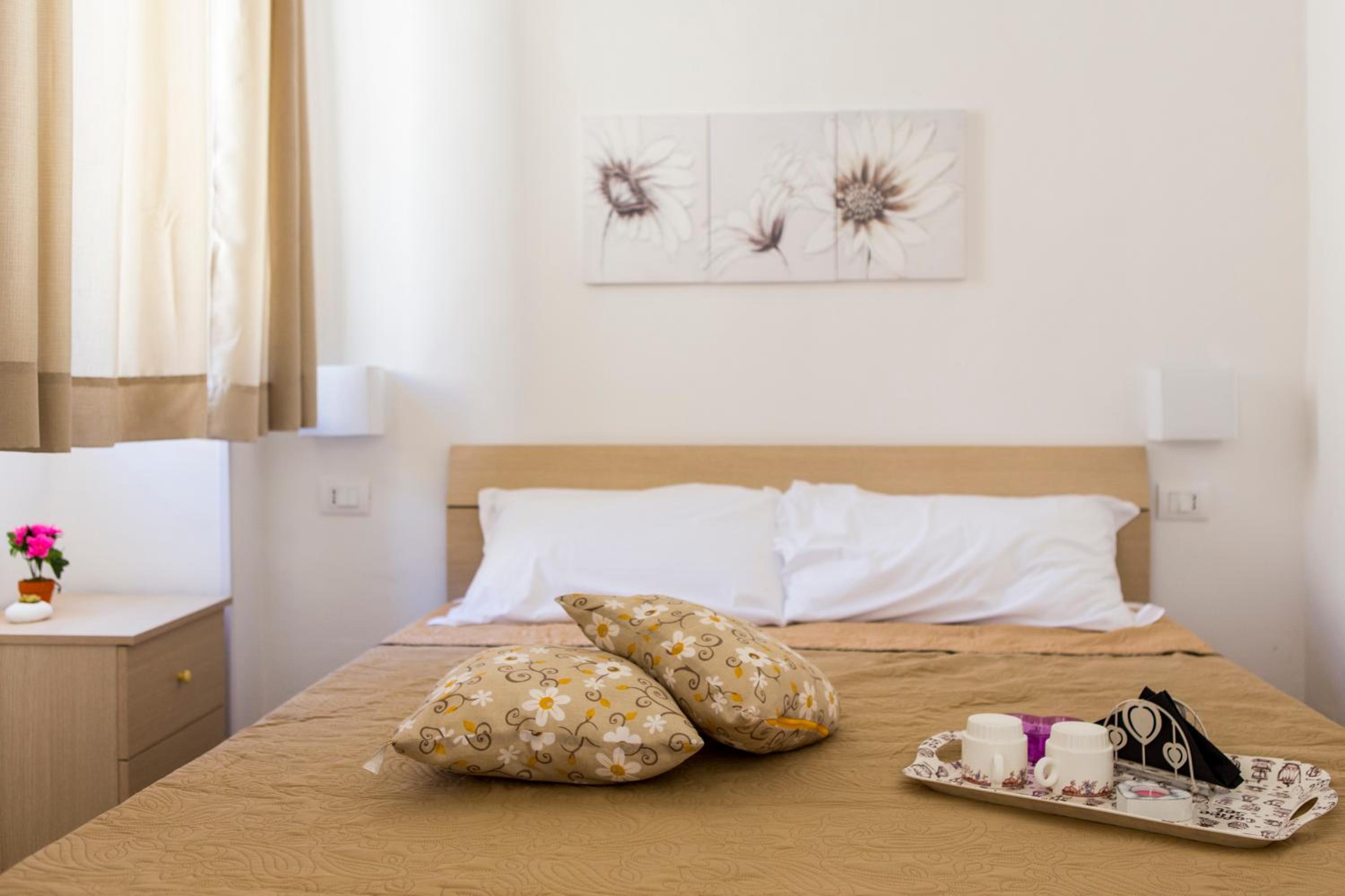 King Room with Balcony - Photo 11