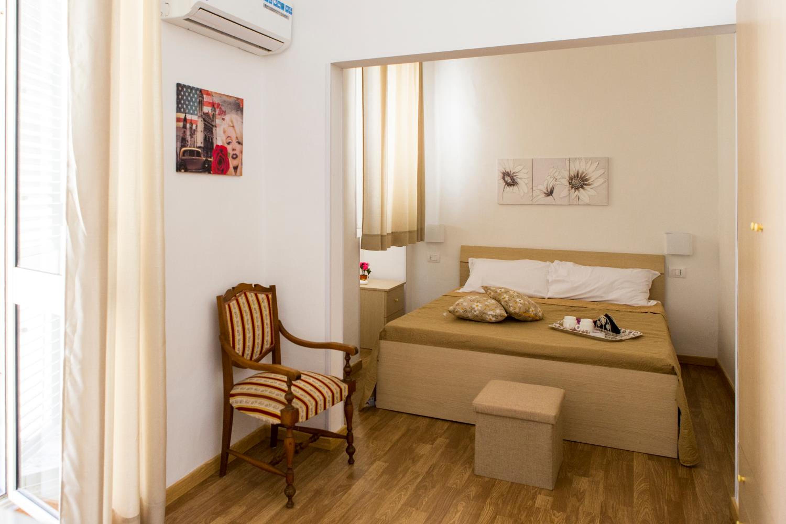 King Room with Balcony - Photo 2