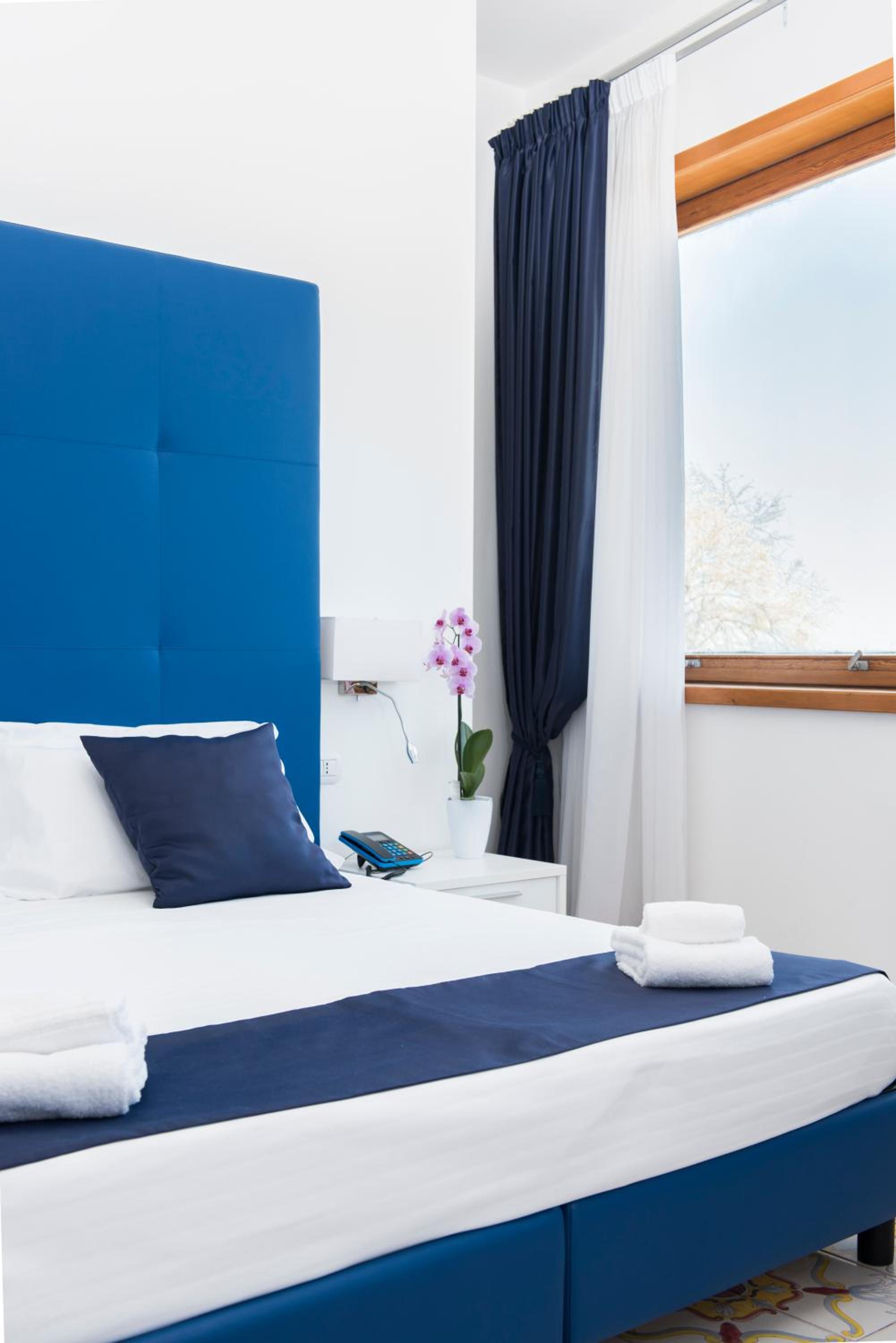 Large Double or Twin Room - Photo 1