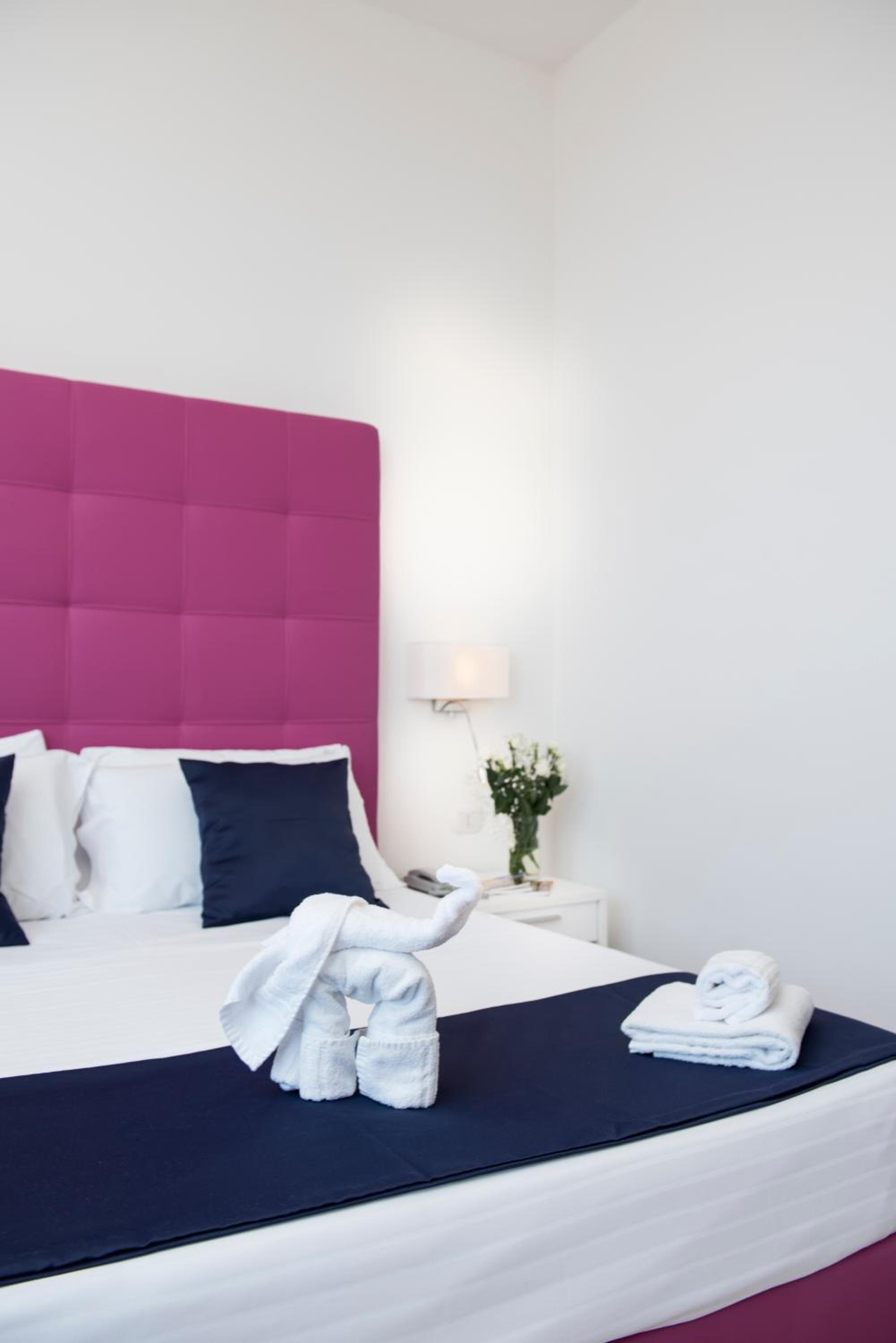 Large Double or Twin Room - Photo 6