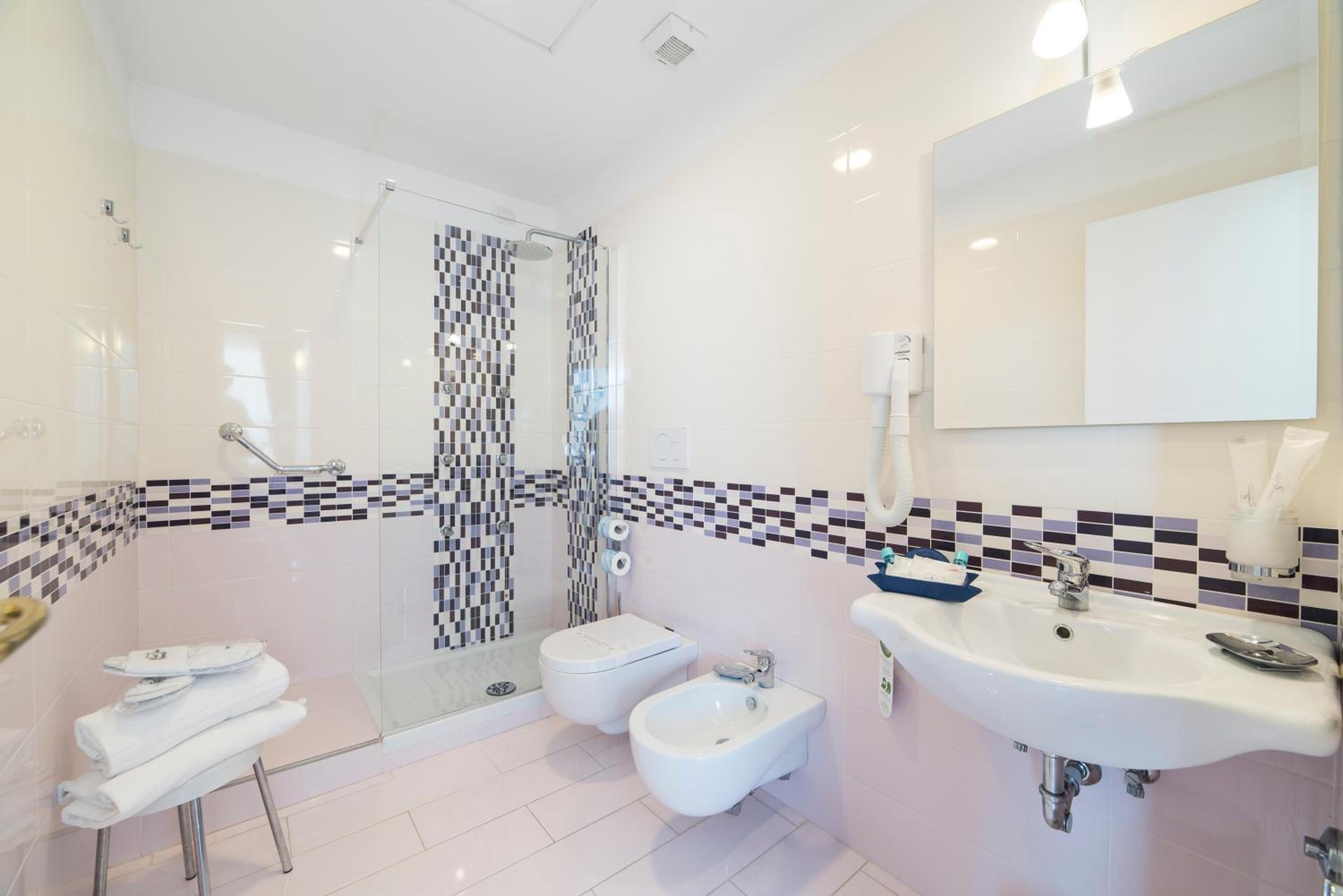 Large Double or Twin Room - Photo 7