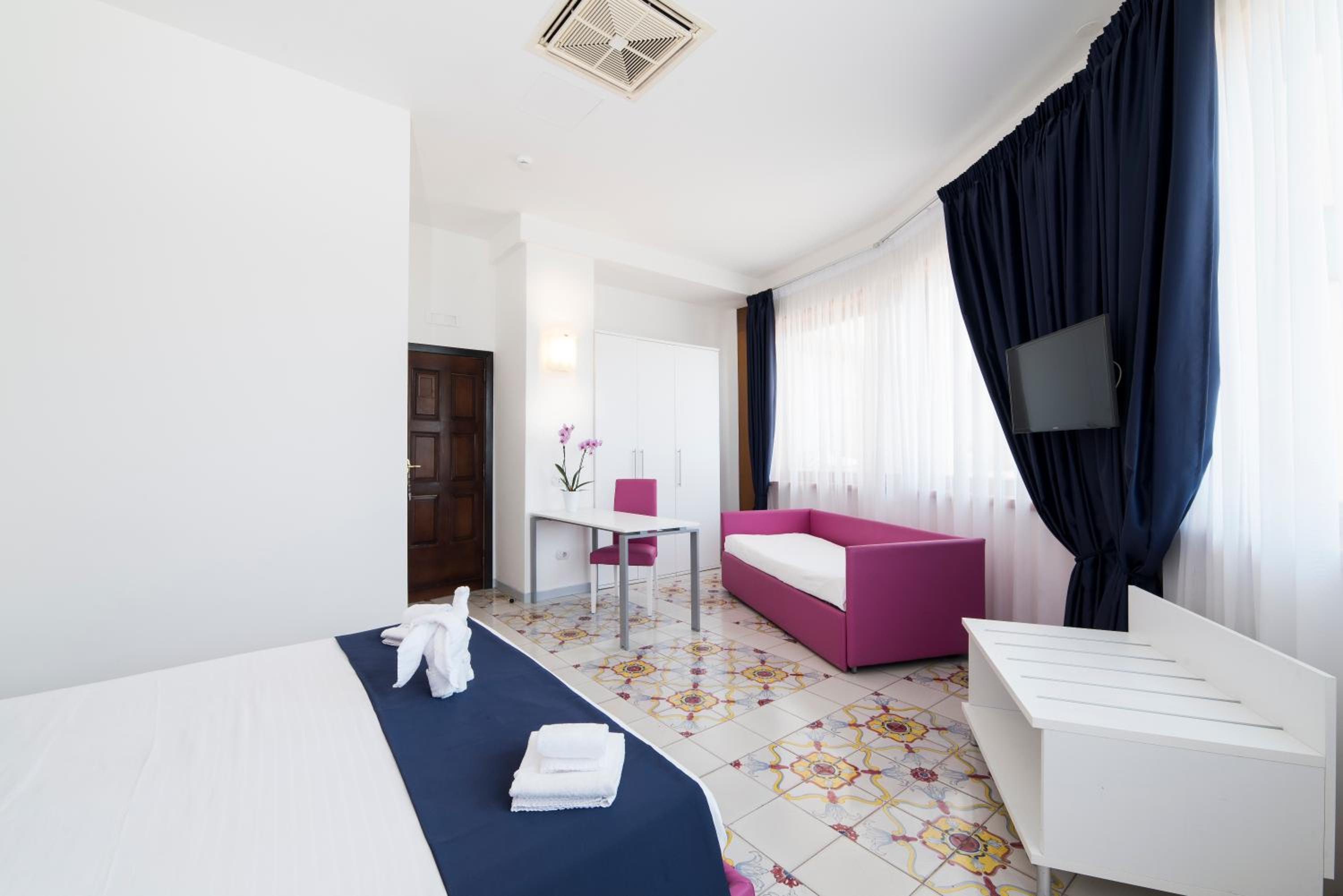 Large Double or Twin Room - Photo 8