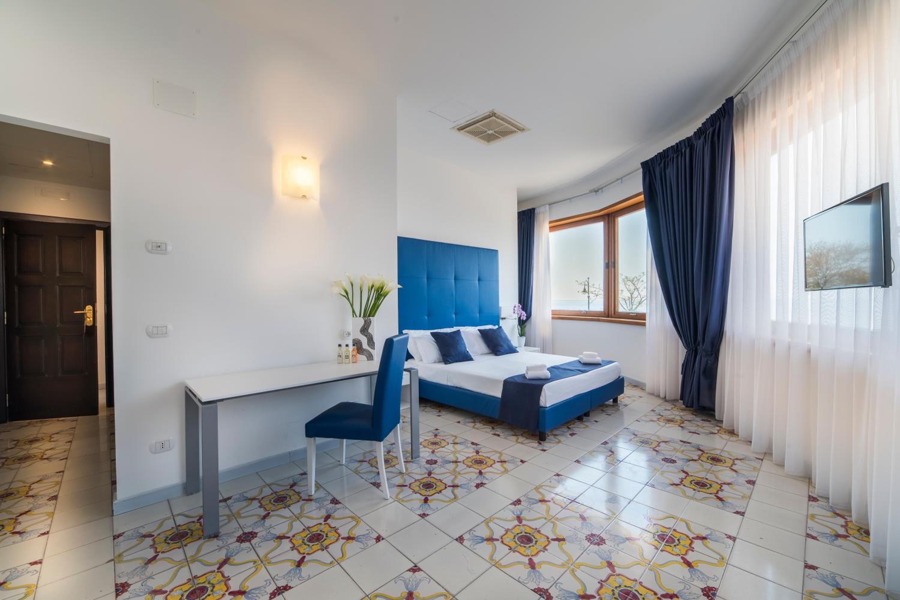 Large Double or Twin Room - Photo 10
