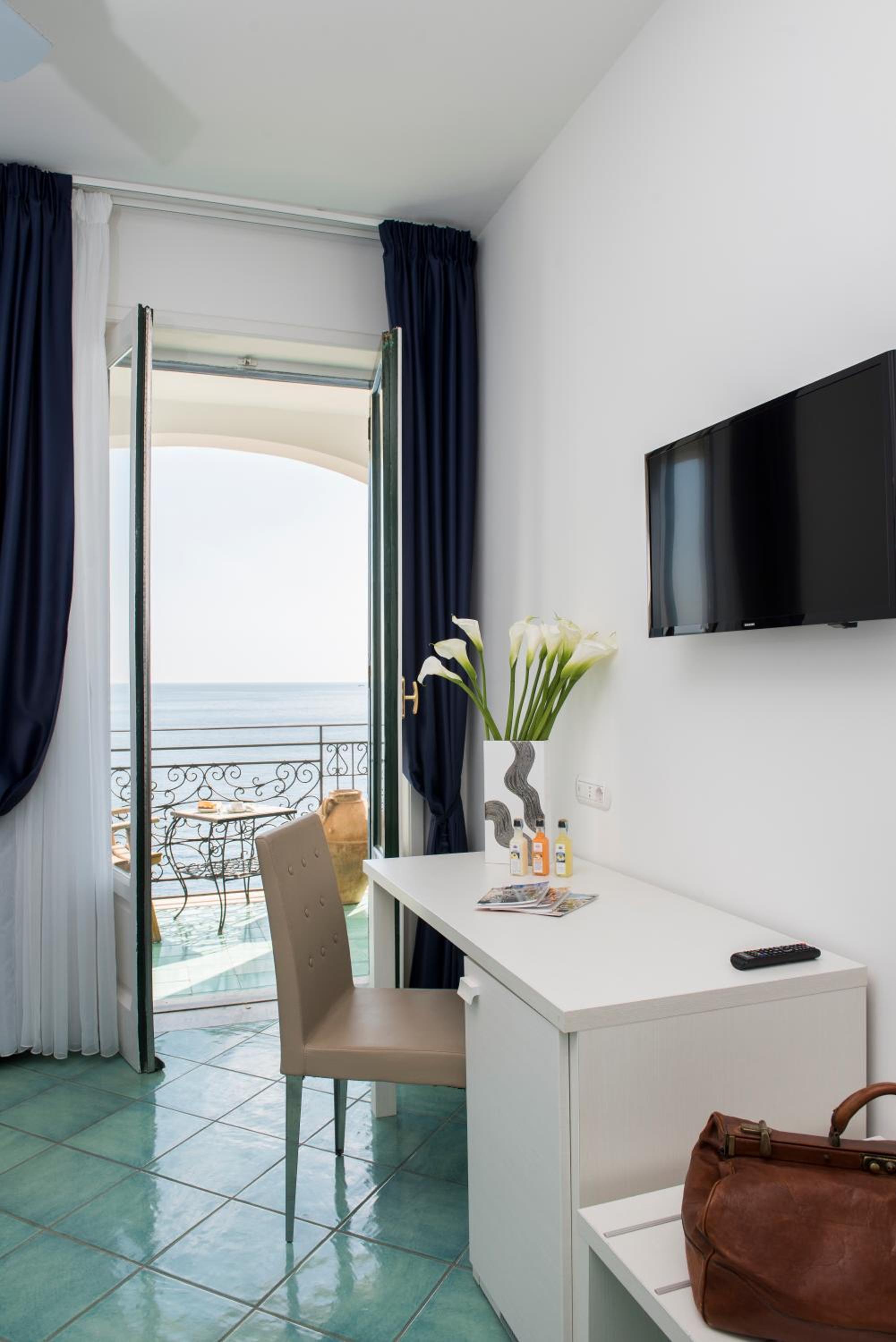 Deluxe Double or Twin Room with Sea View - Photo 2