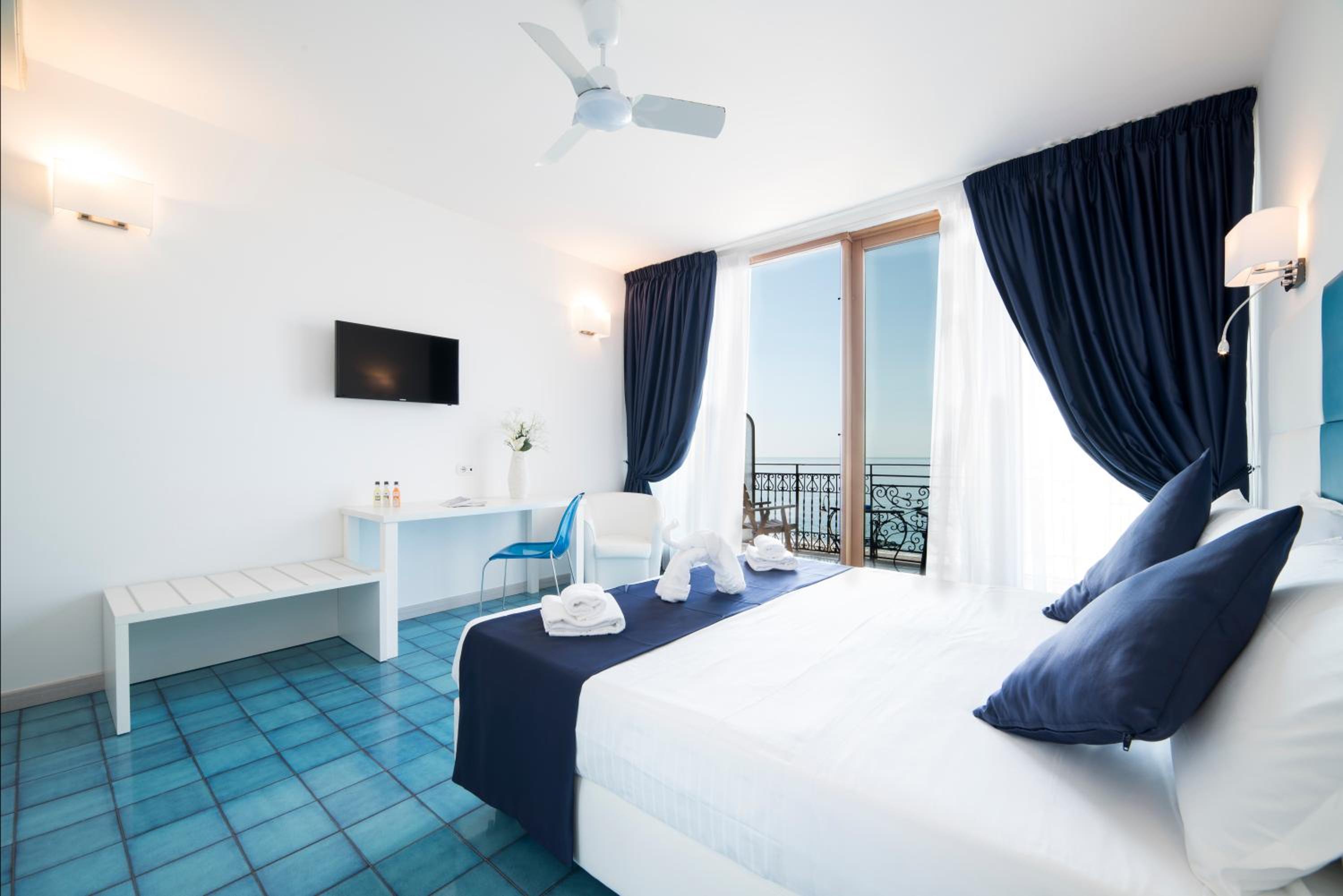 Deluxe Double or Twin Room with Sea View - Photo 3