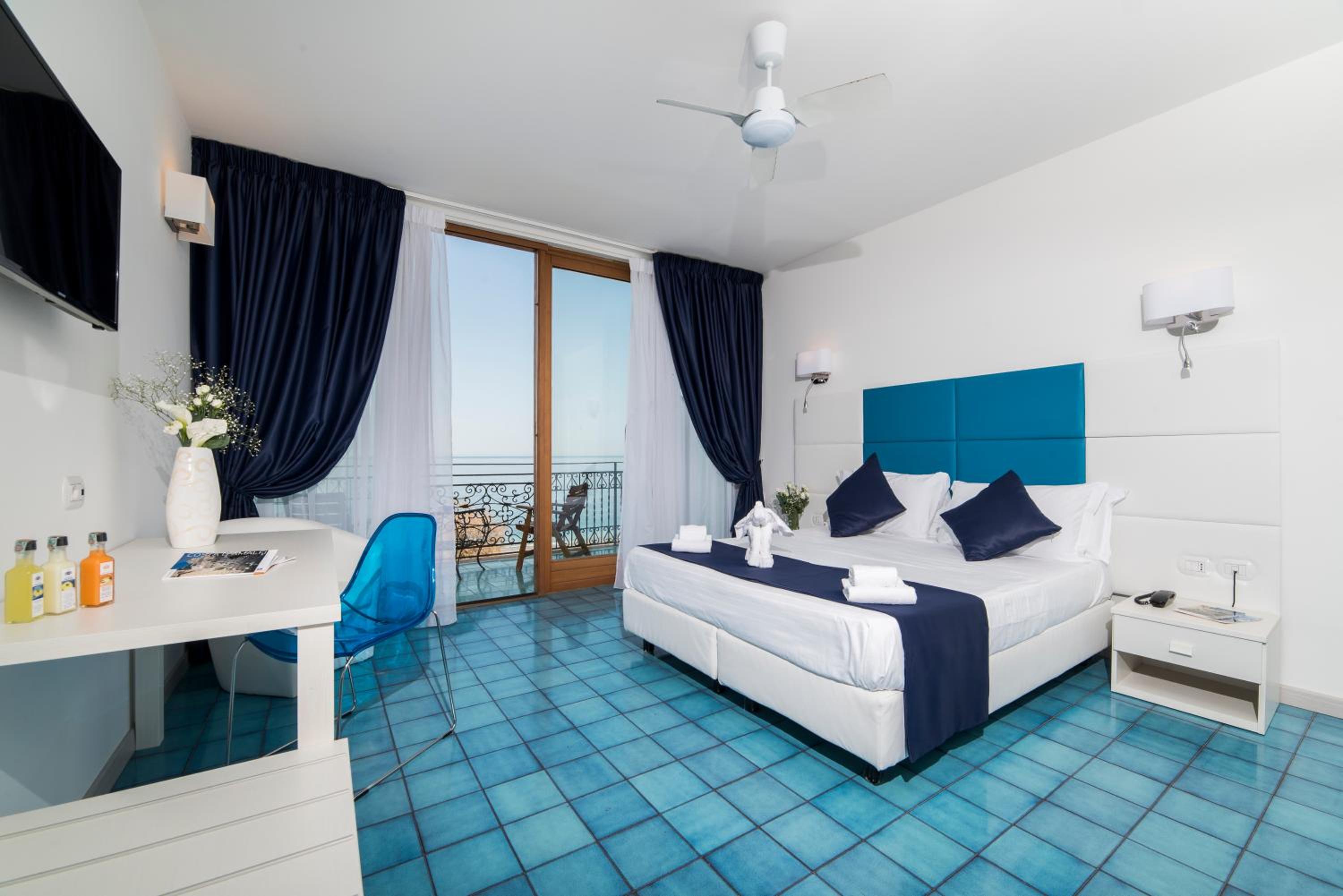 Deluxe Double or Twin Room with Sea View - Photo 8