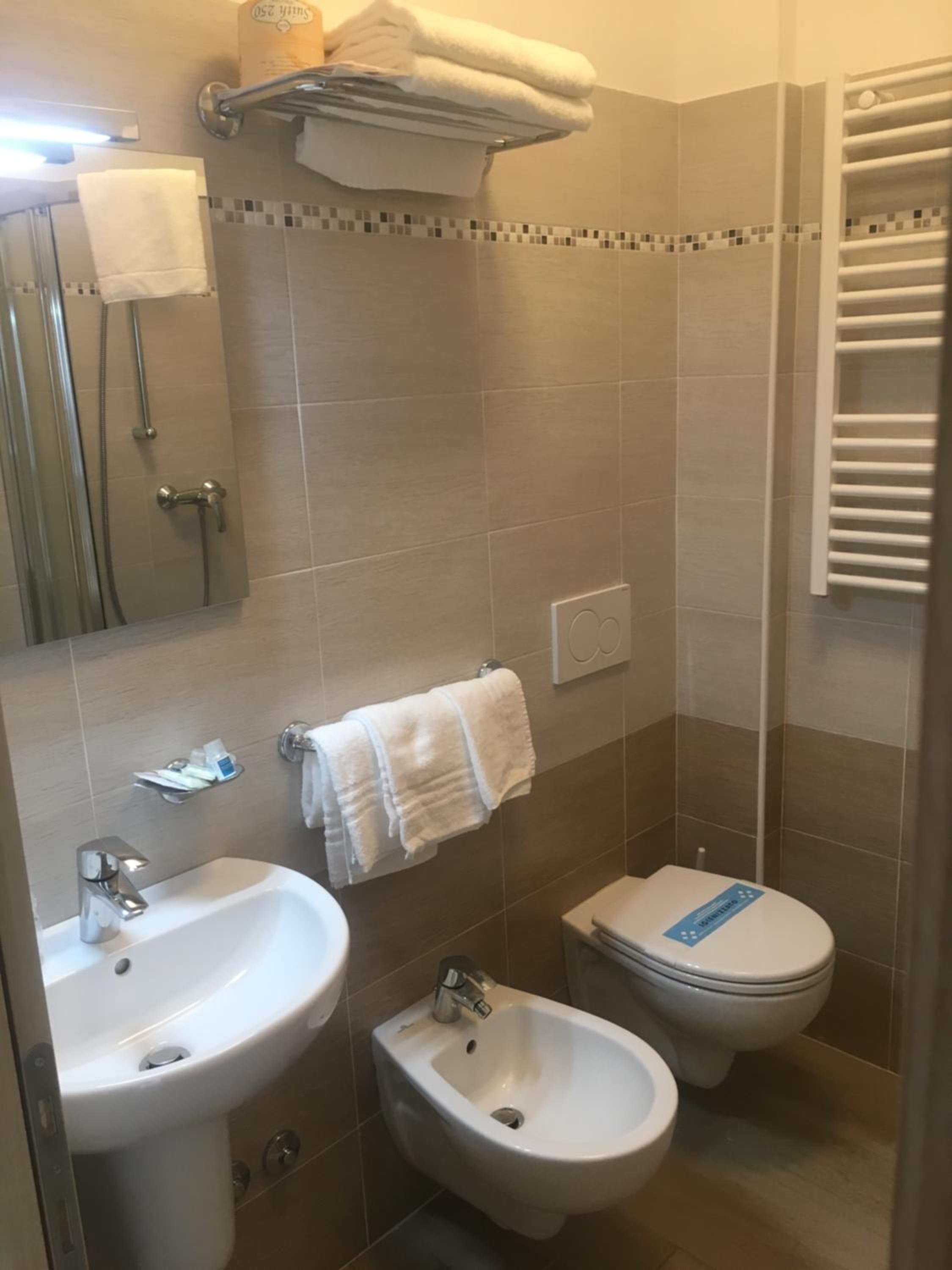 Standard Double Room - Photo 11