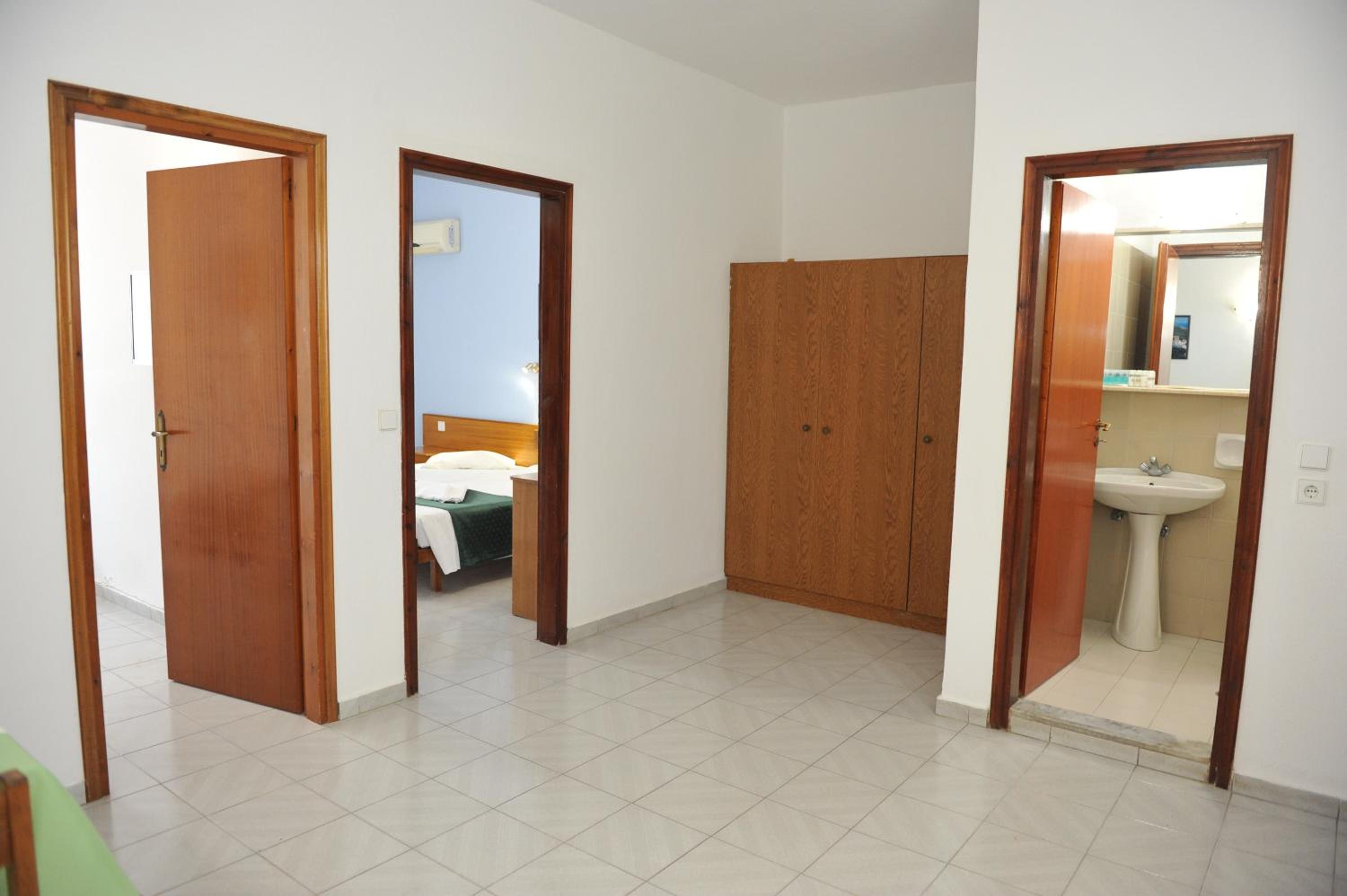 Standard Family Room - Photo 4