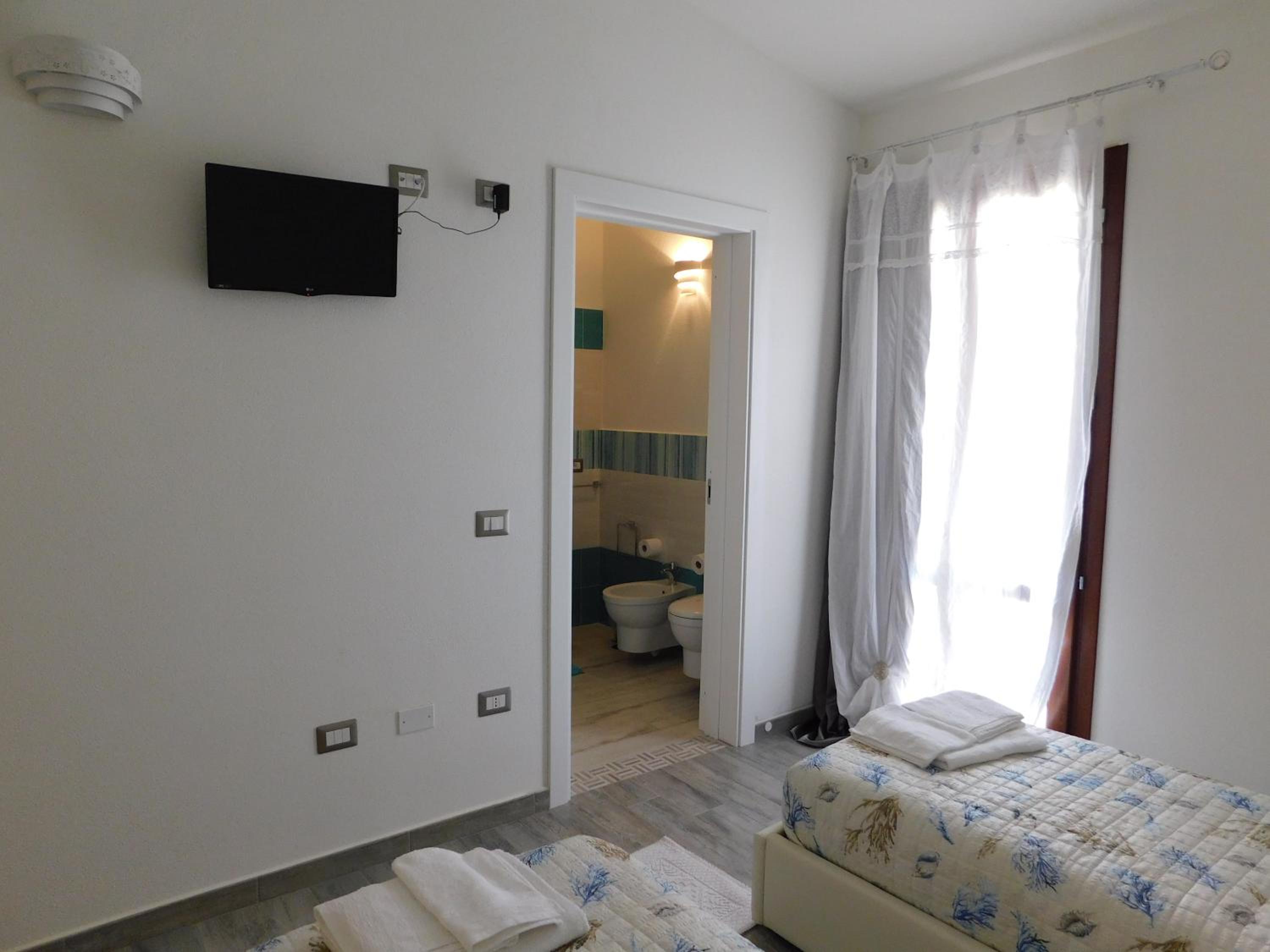 Double or Twin Room with Private Bathroom photo 3