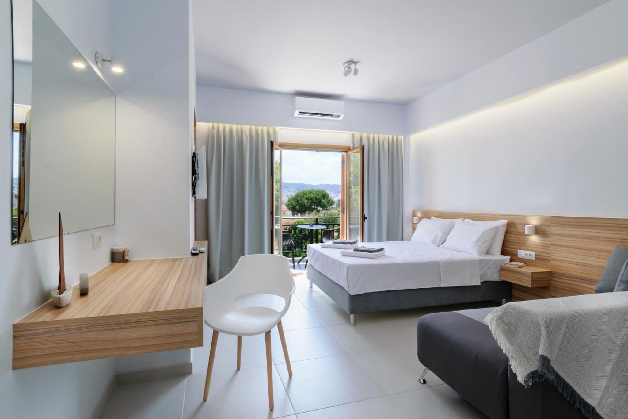 Superior Studio with Balcony and City View - Photo 14