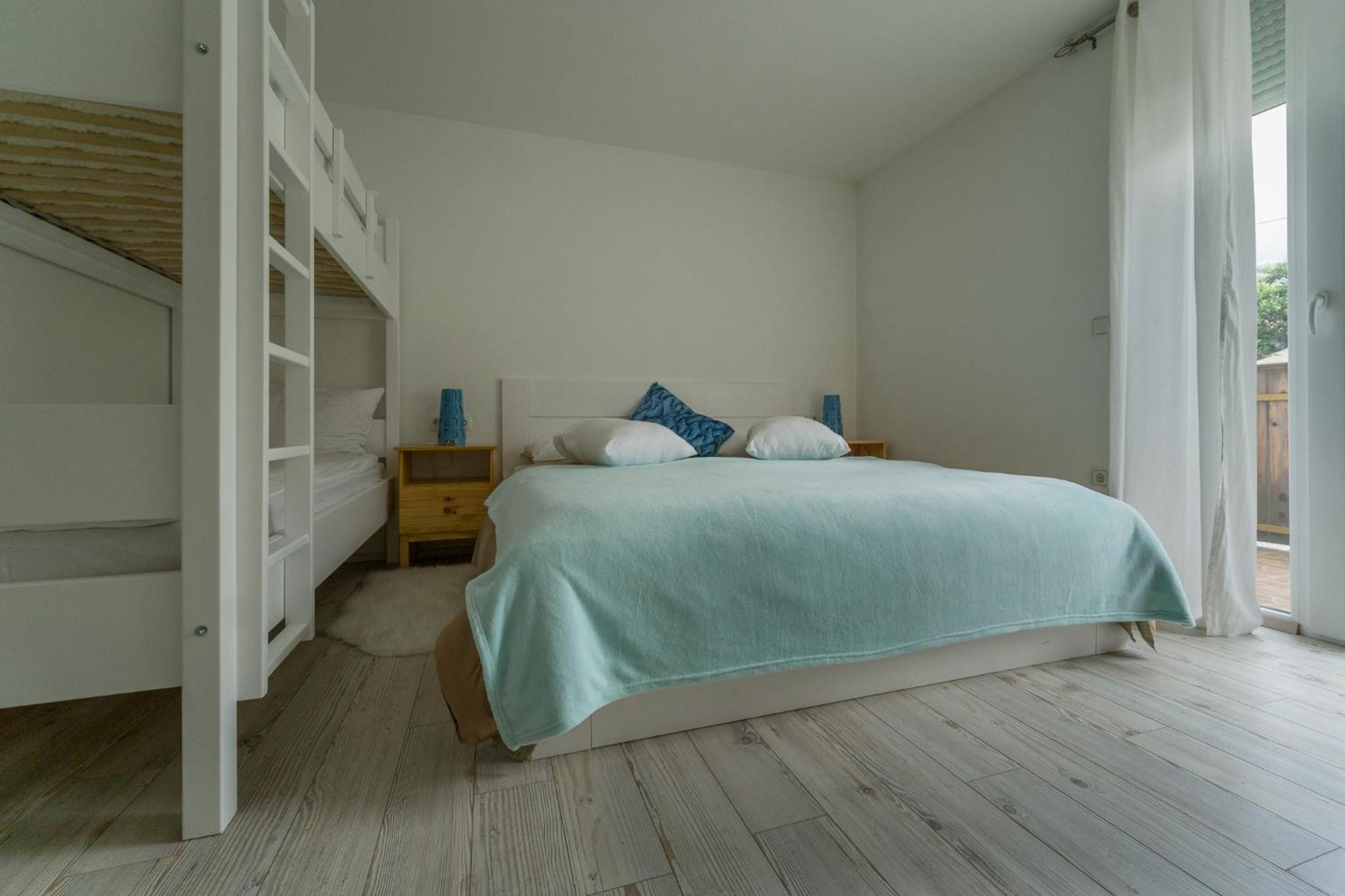 Quadruple Room with Balcony - Photo 11
