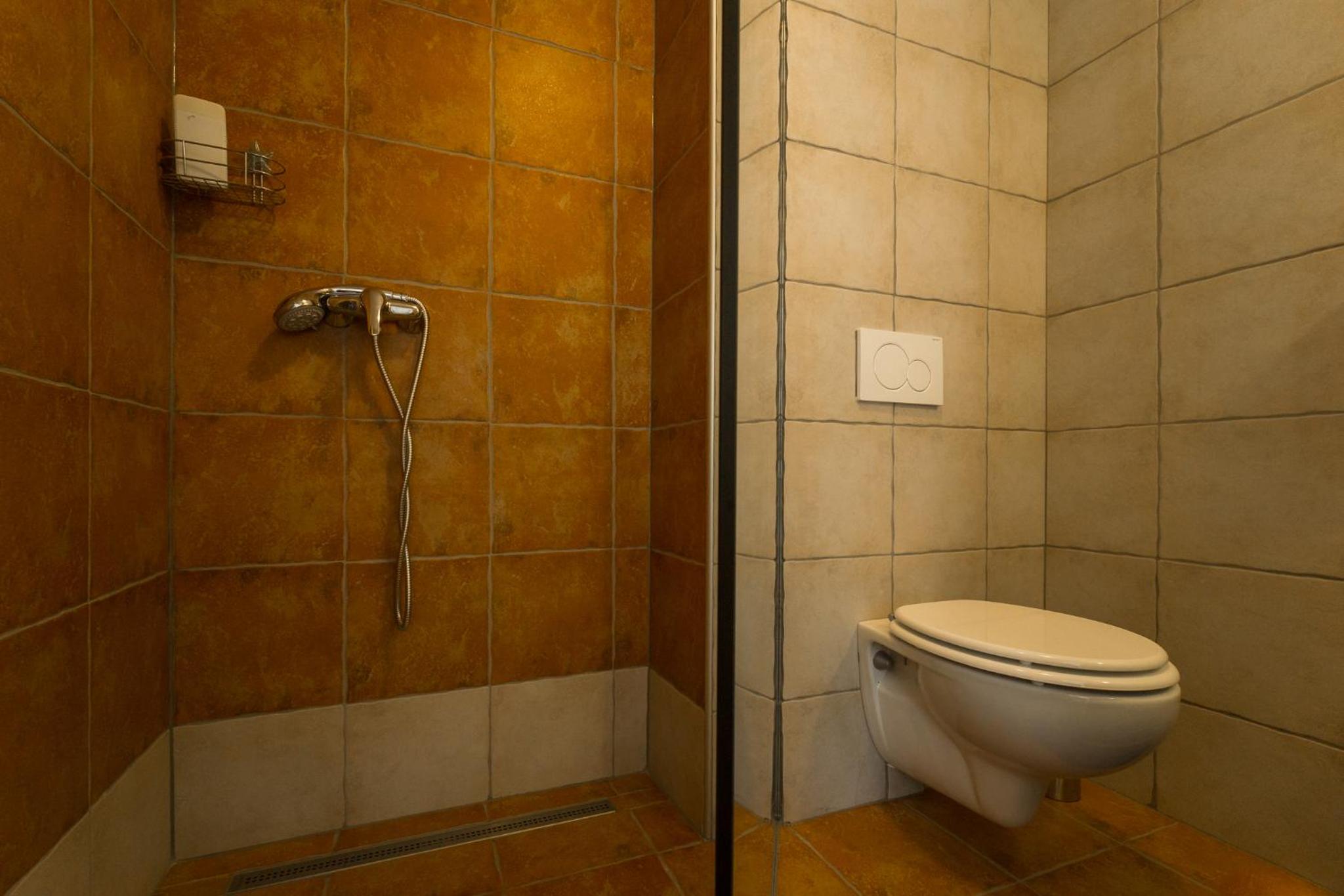 Quadruple Room with Balcony - Photo 10