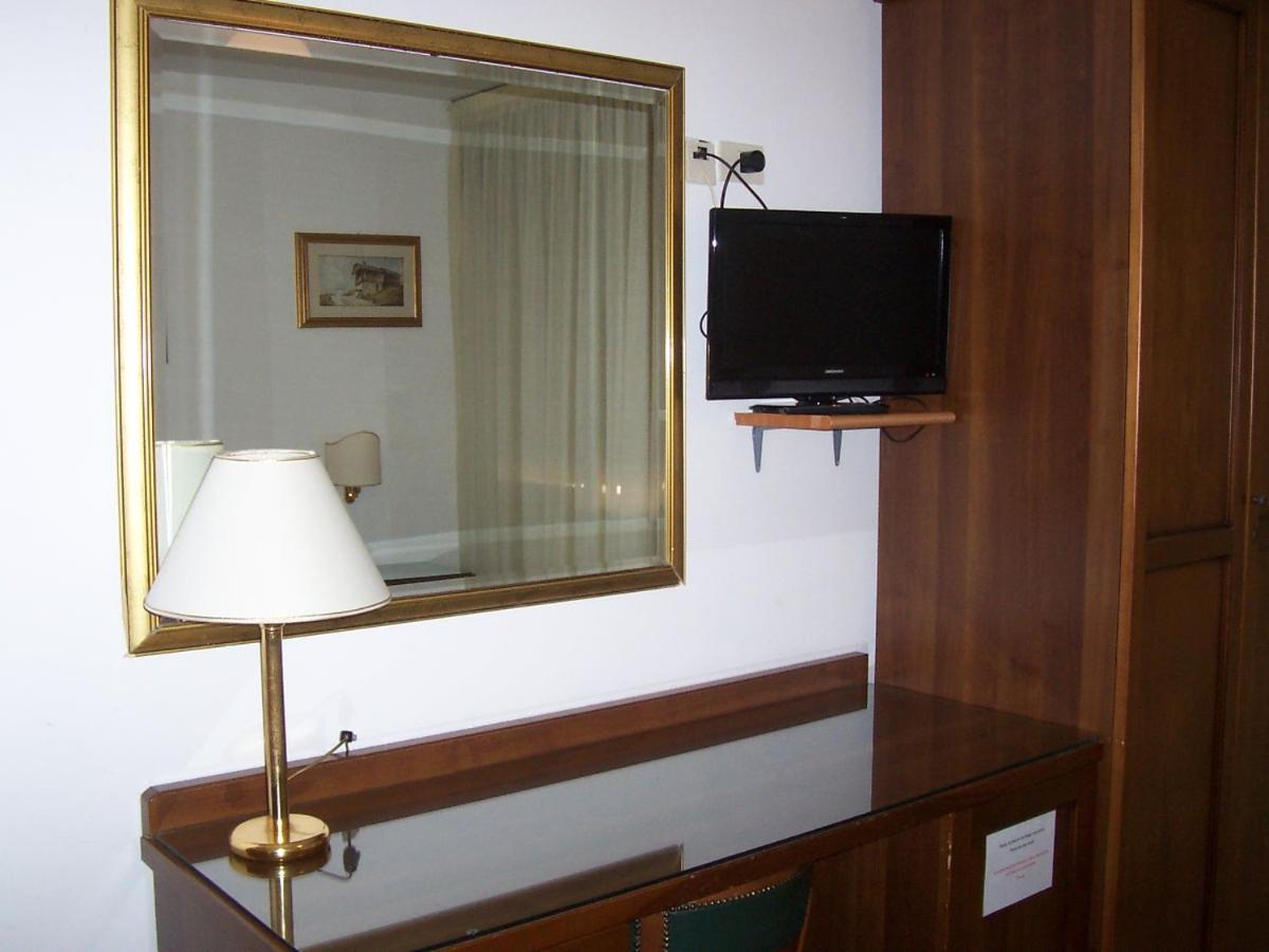 Classic Double Room - Photo 12