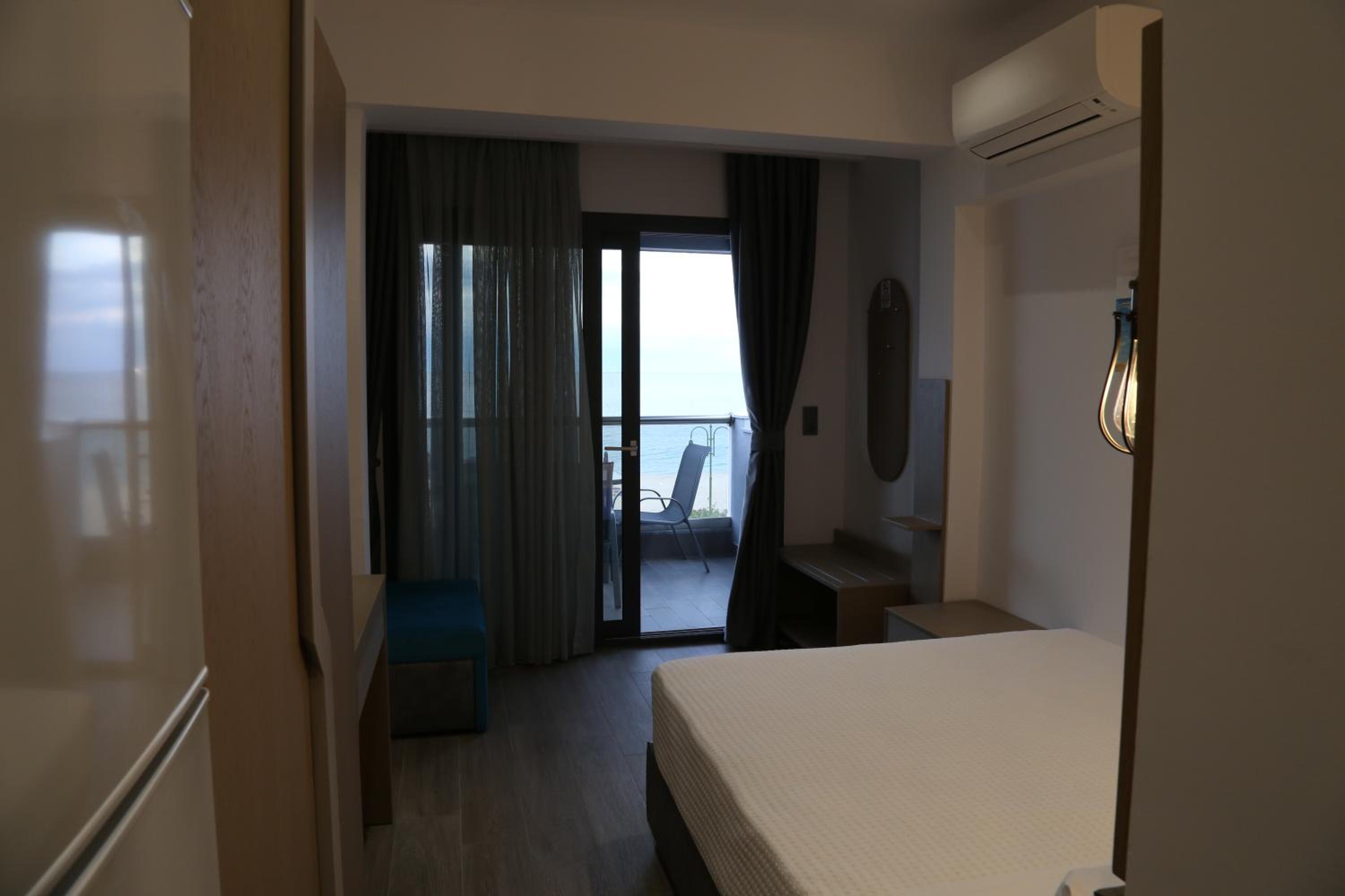 Deluxe Double Room with Balcony and Sea View