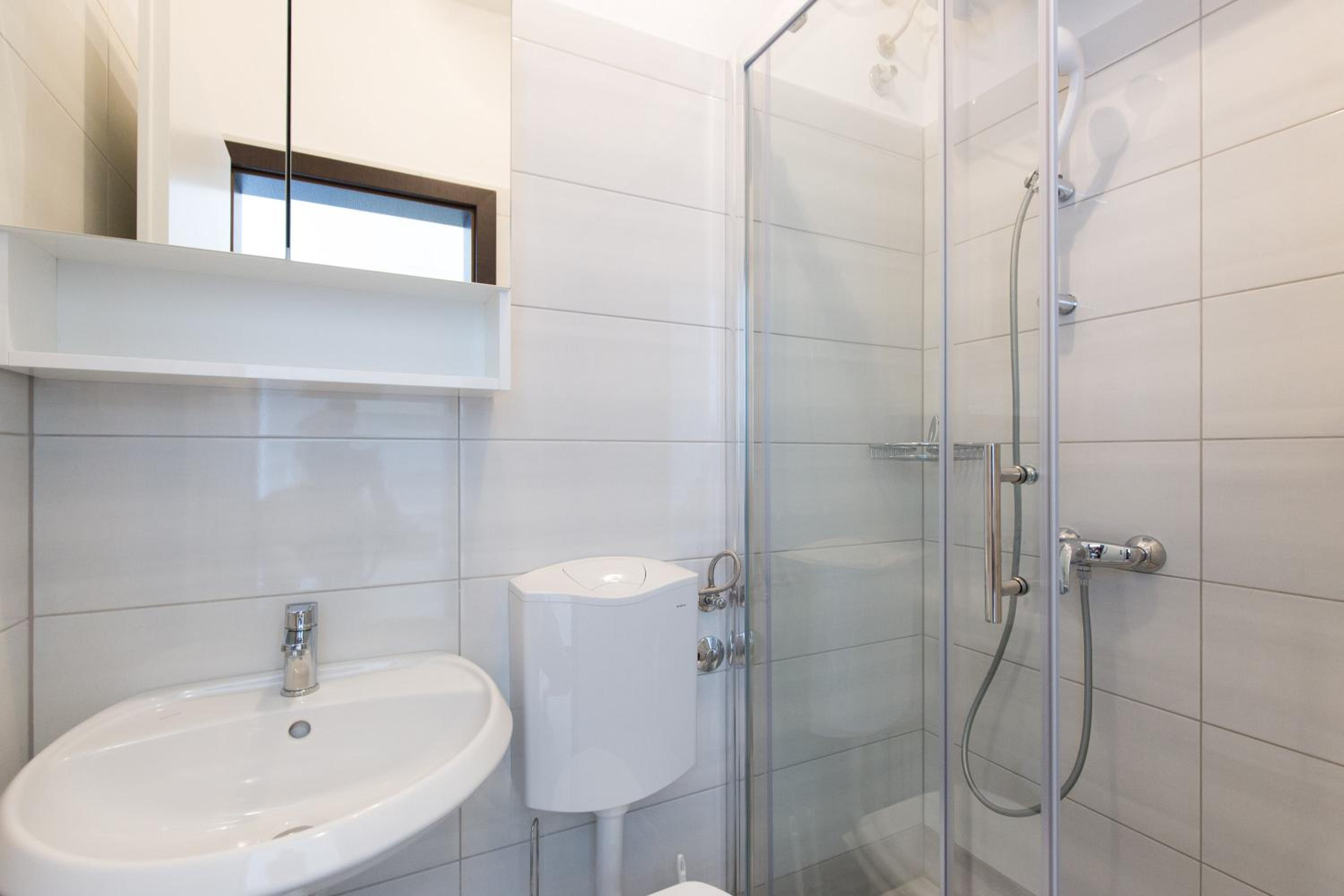 Double Room with Balcony - Photo 8