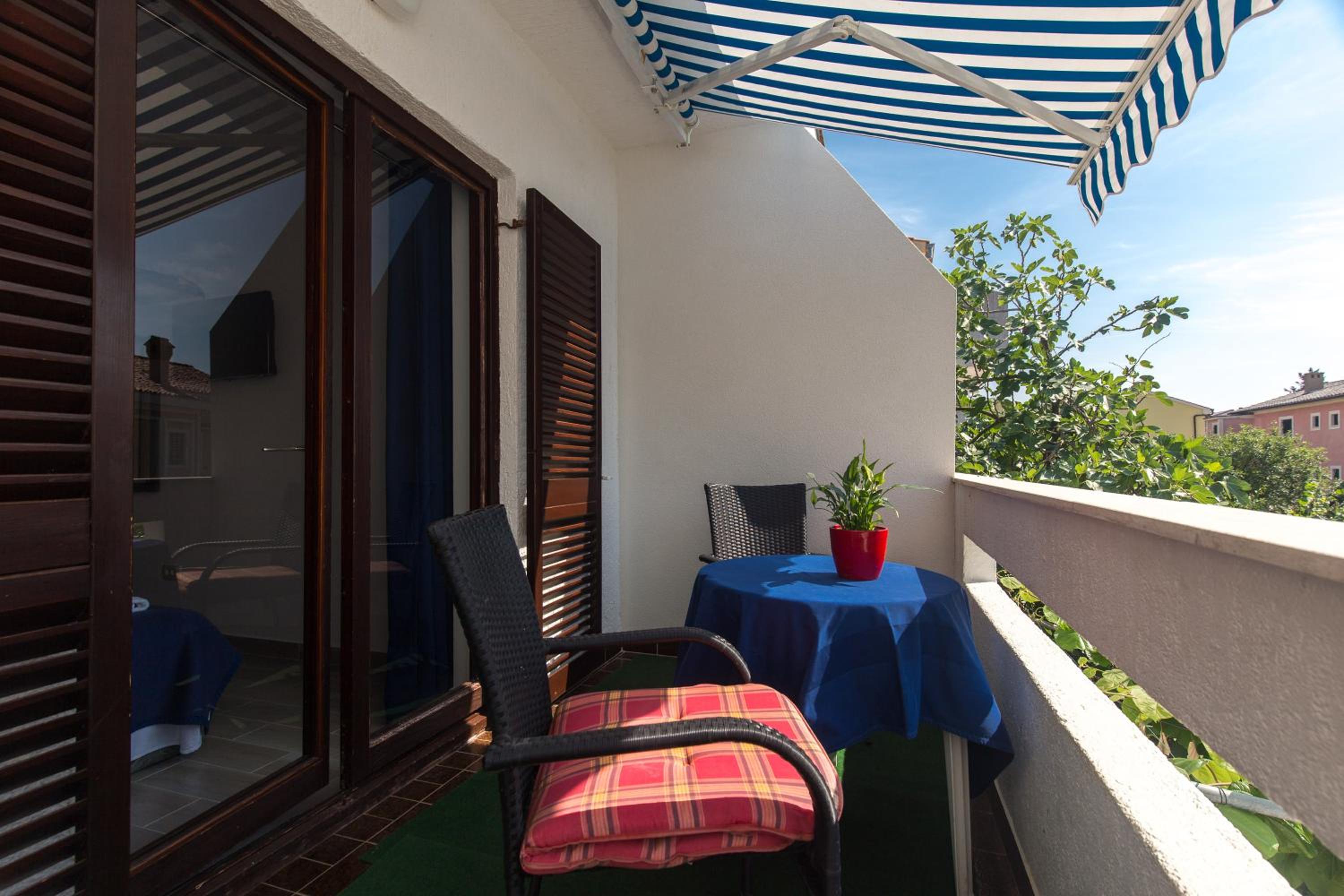 Double Room with Balcony - Photo 10