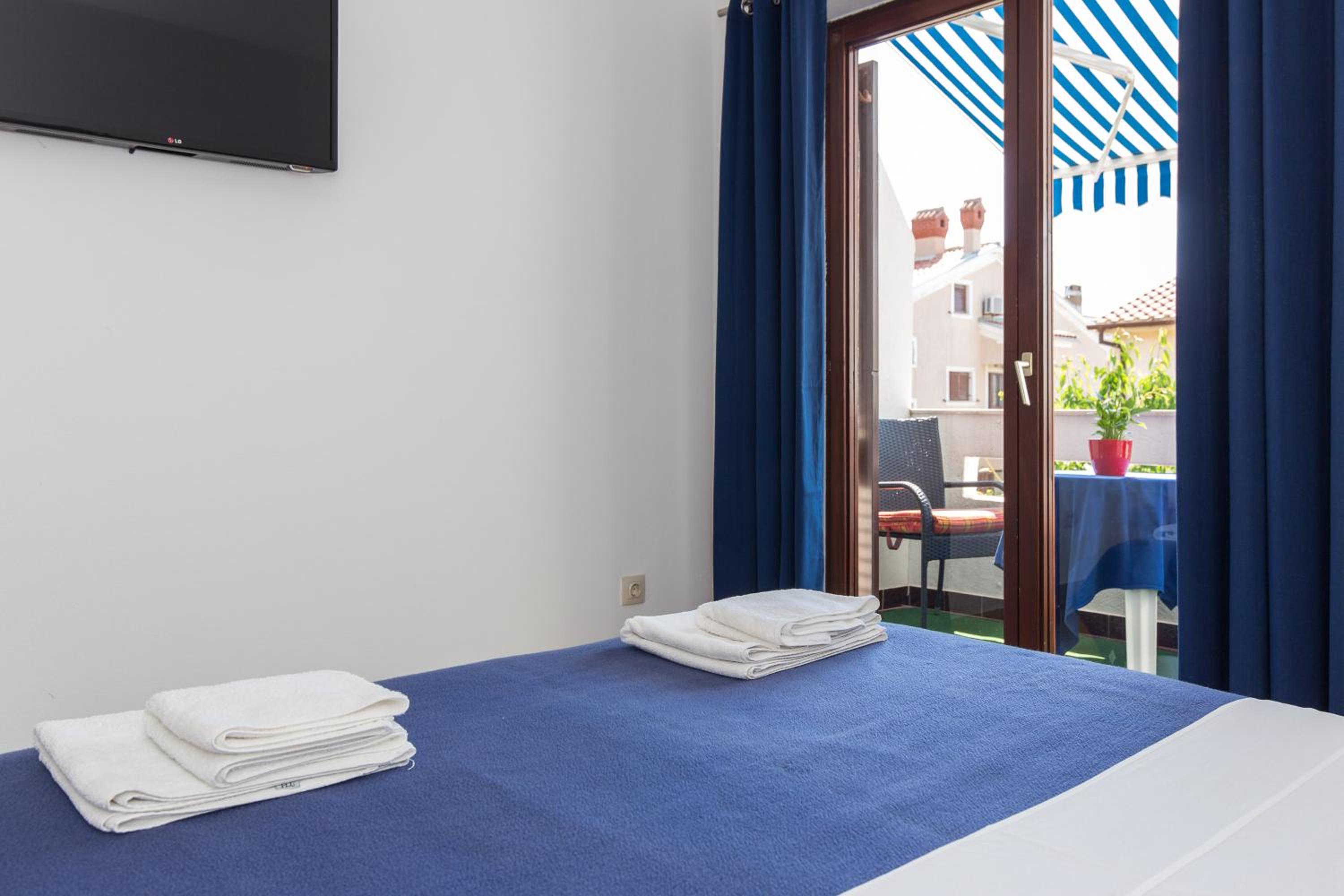 Double Room with Balcony - Photo 12
