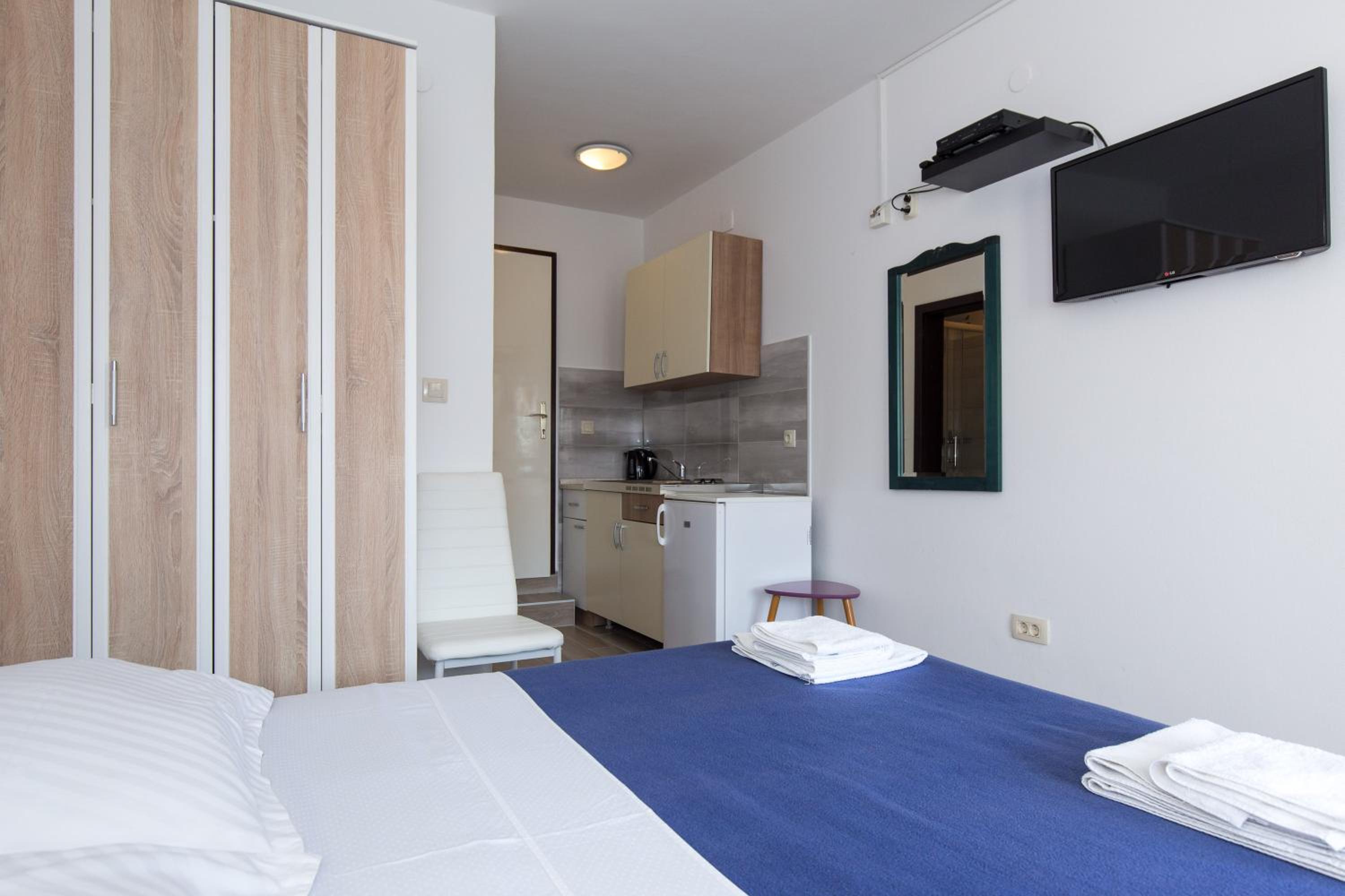 Double Room with Balcony - Photo 1