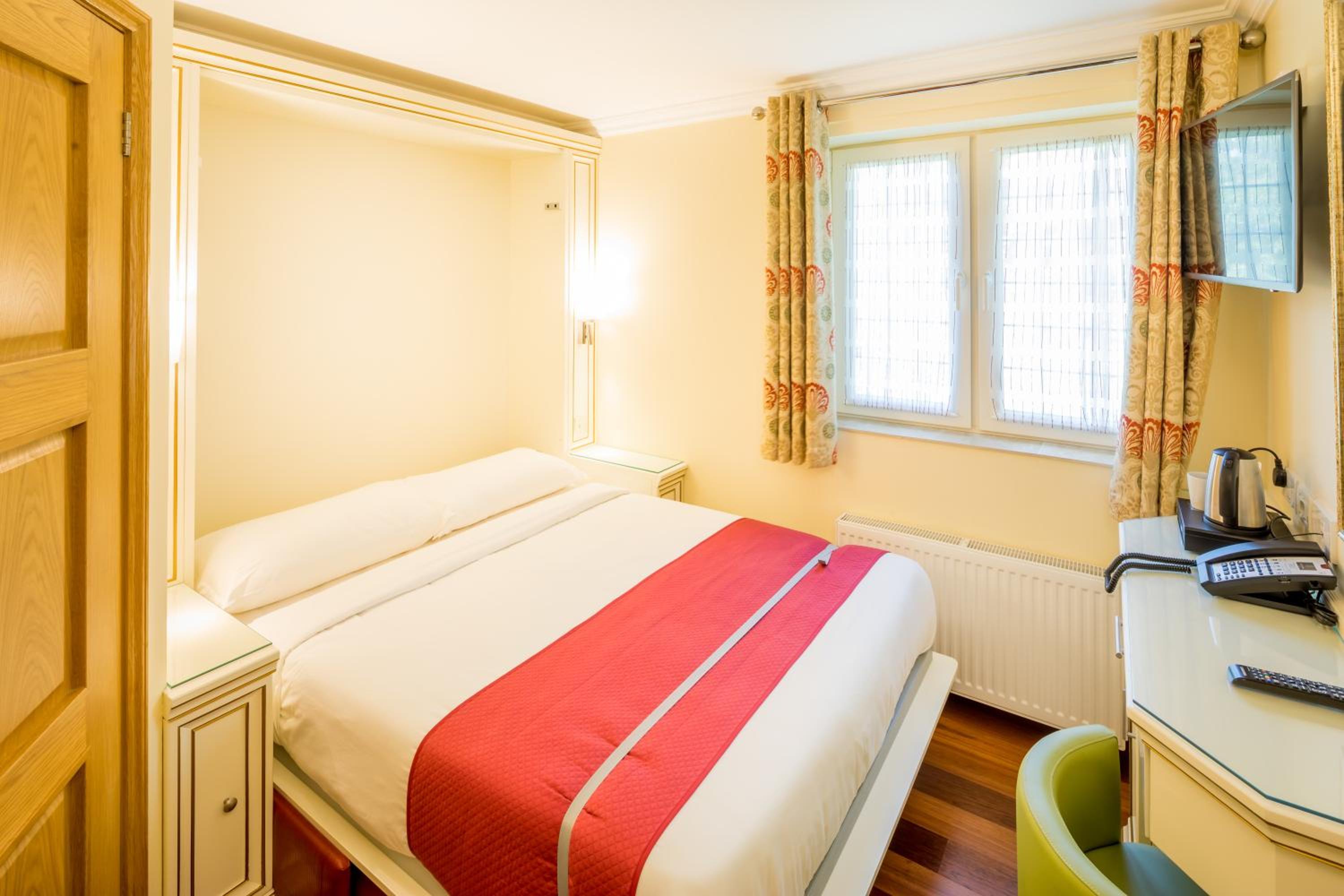 Budget Double Room photo 2