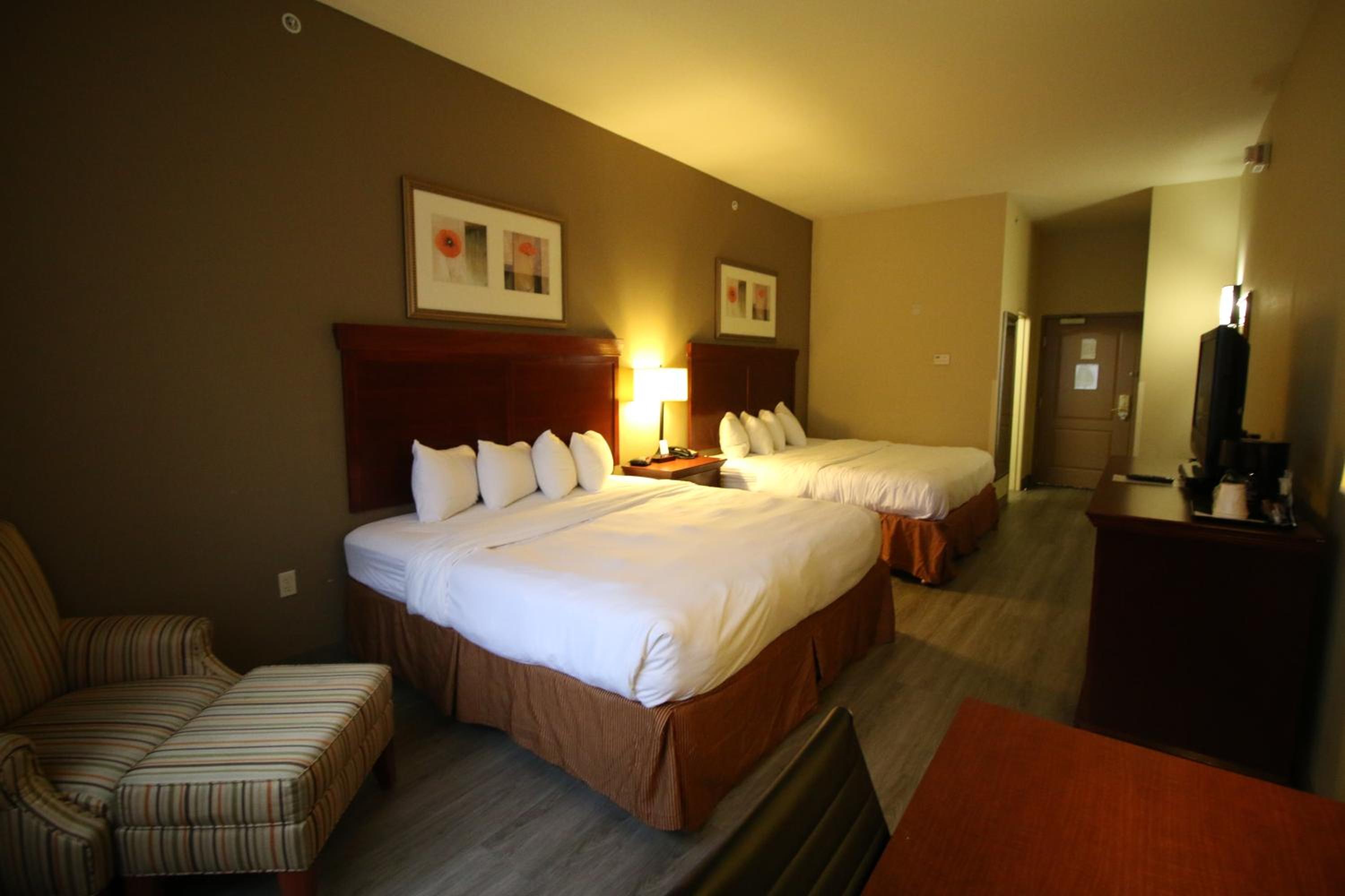 Standard Queen Room With Two Queen Beds - Non Smoking photo 3