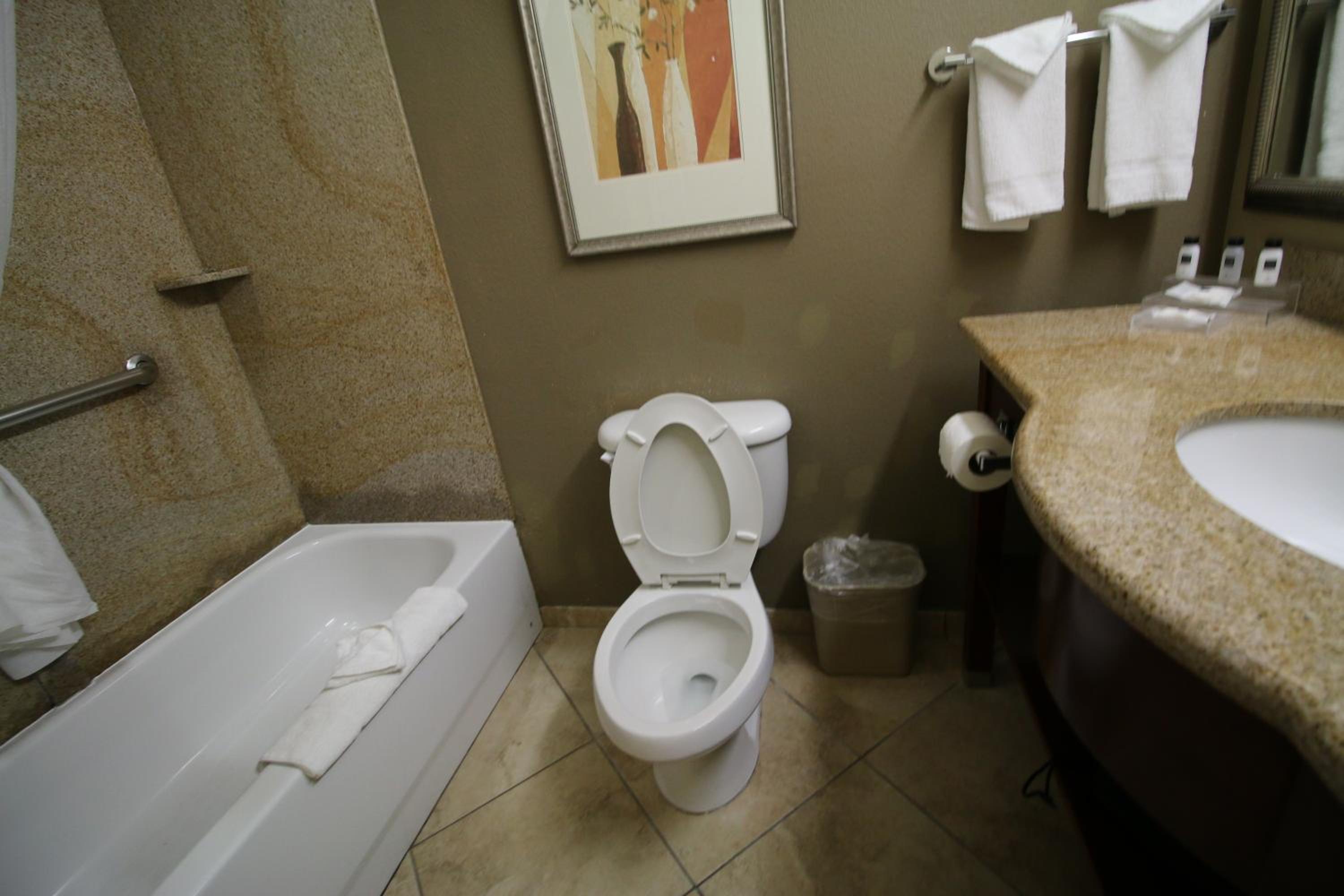 Queen Room With Two Queen Beds - Accessible/Non Smoking photo 2