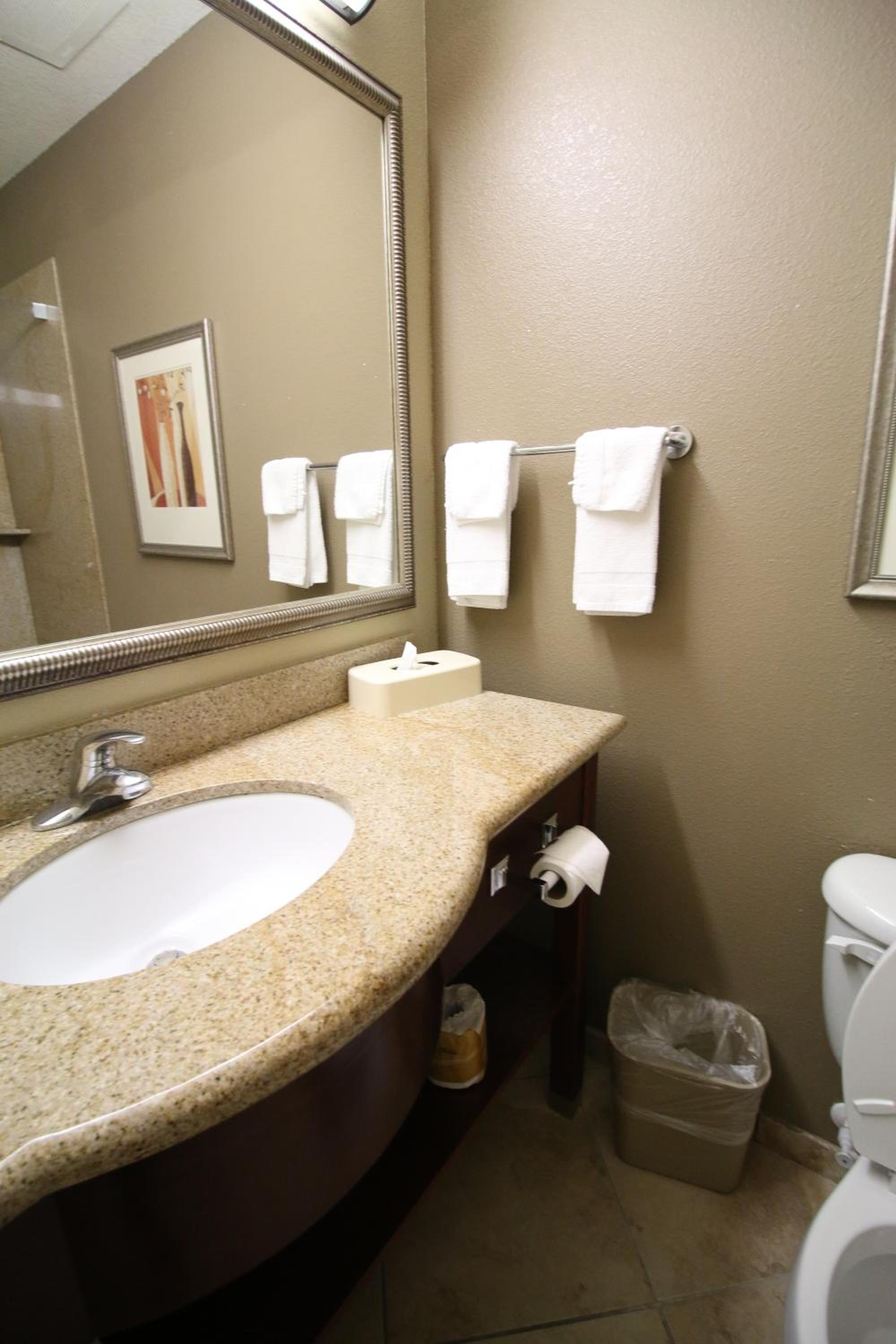 Standard King Room With Two King Beds - Non Smoking photo 2