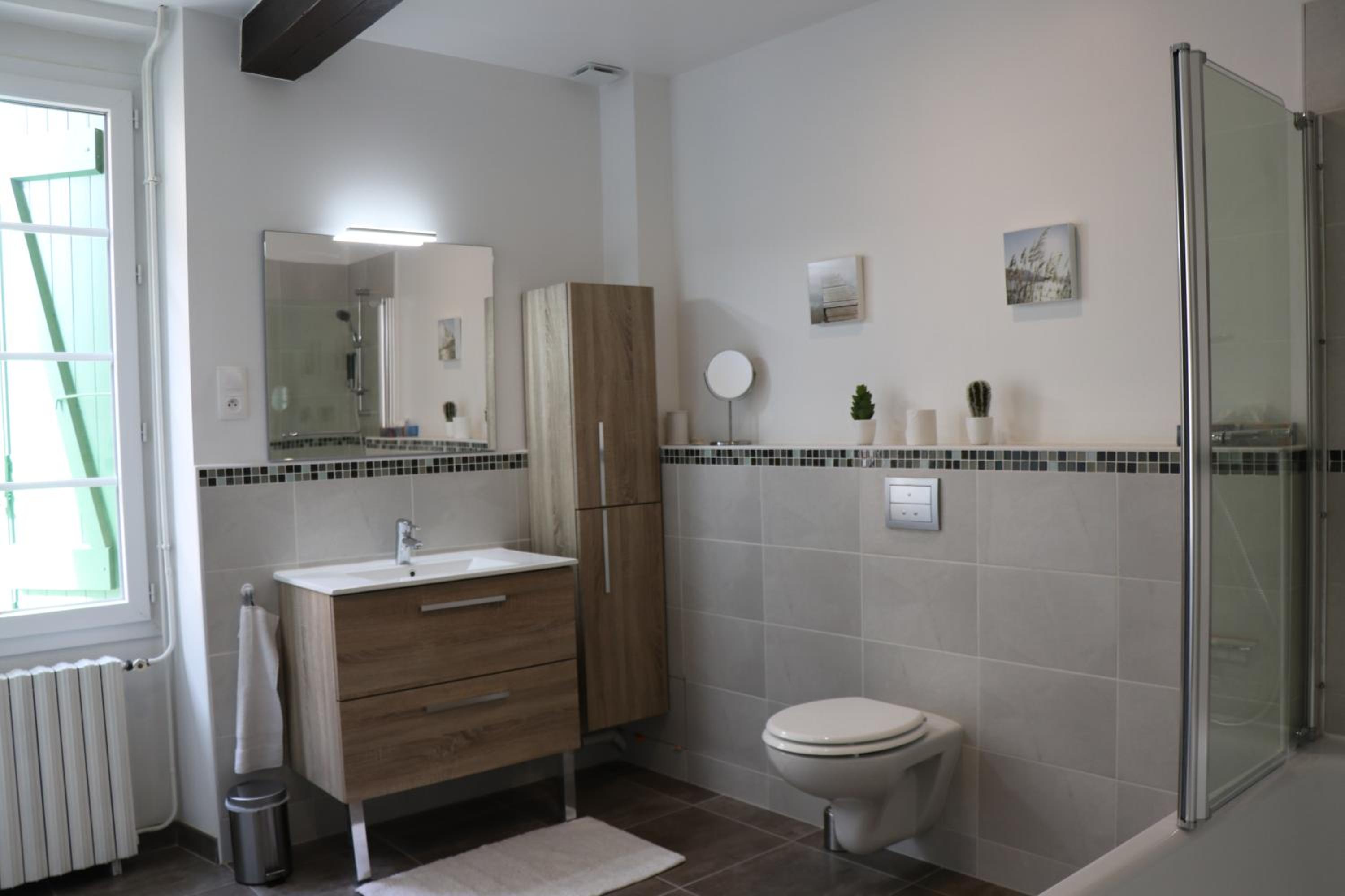 Five-Bedroom House - Photo 8