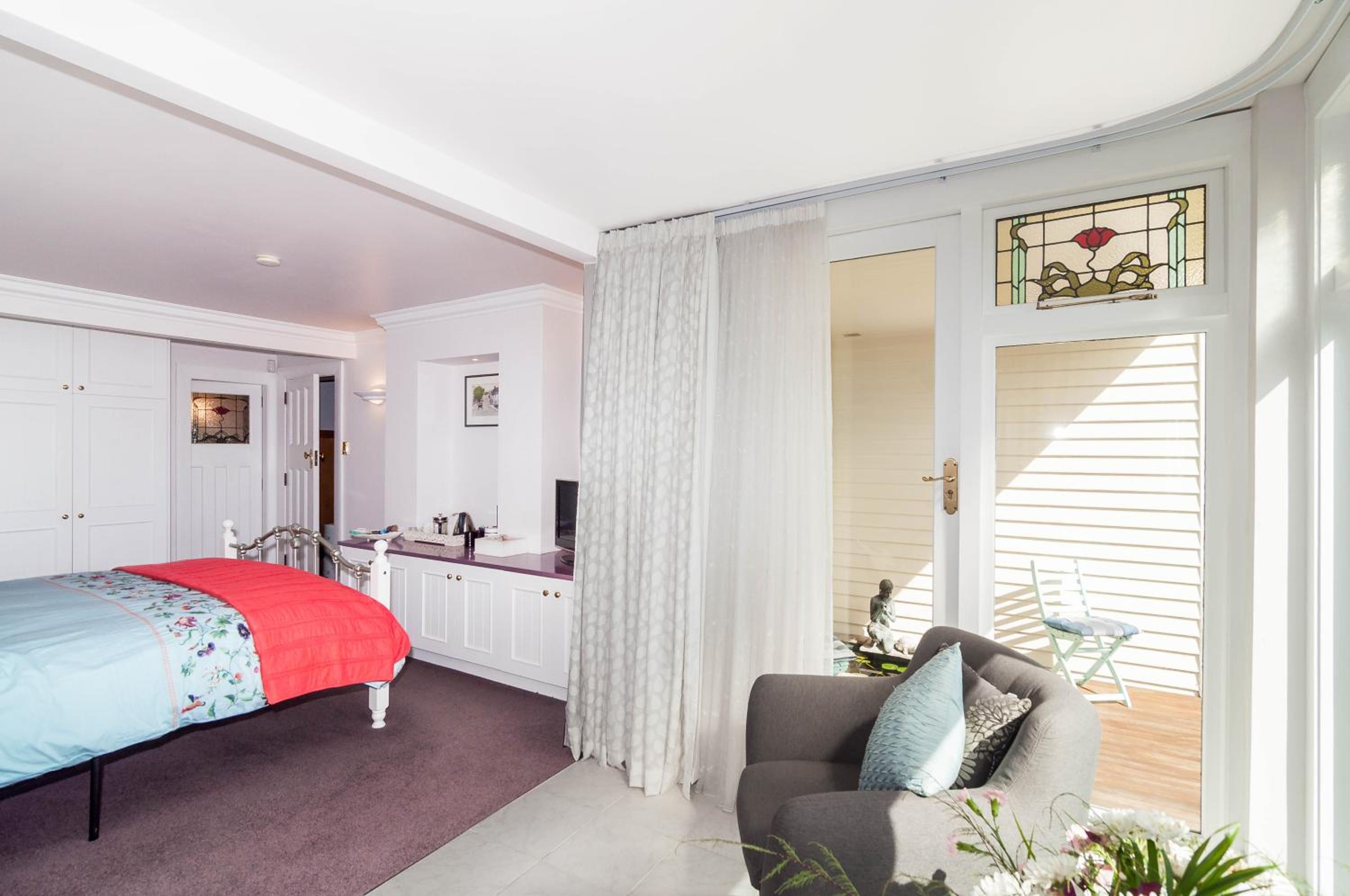 Queen Room with Private Patio - Photo 3