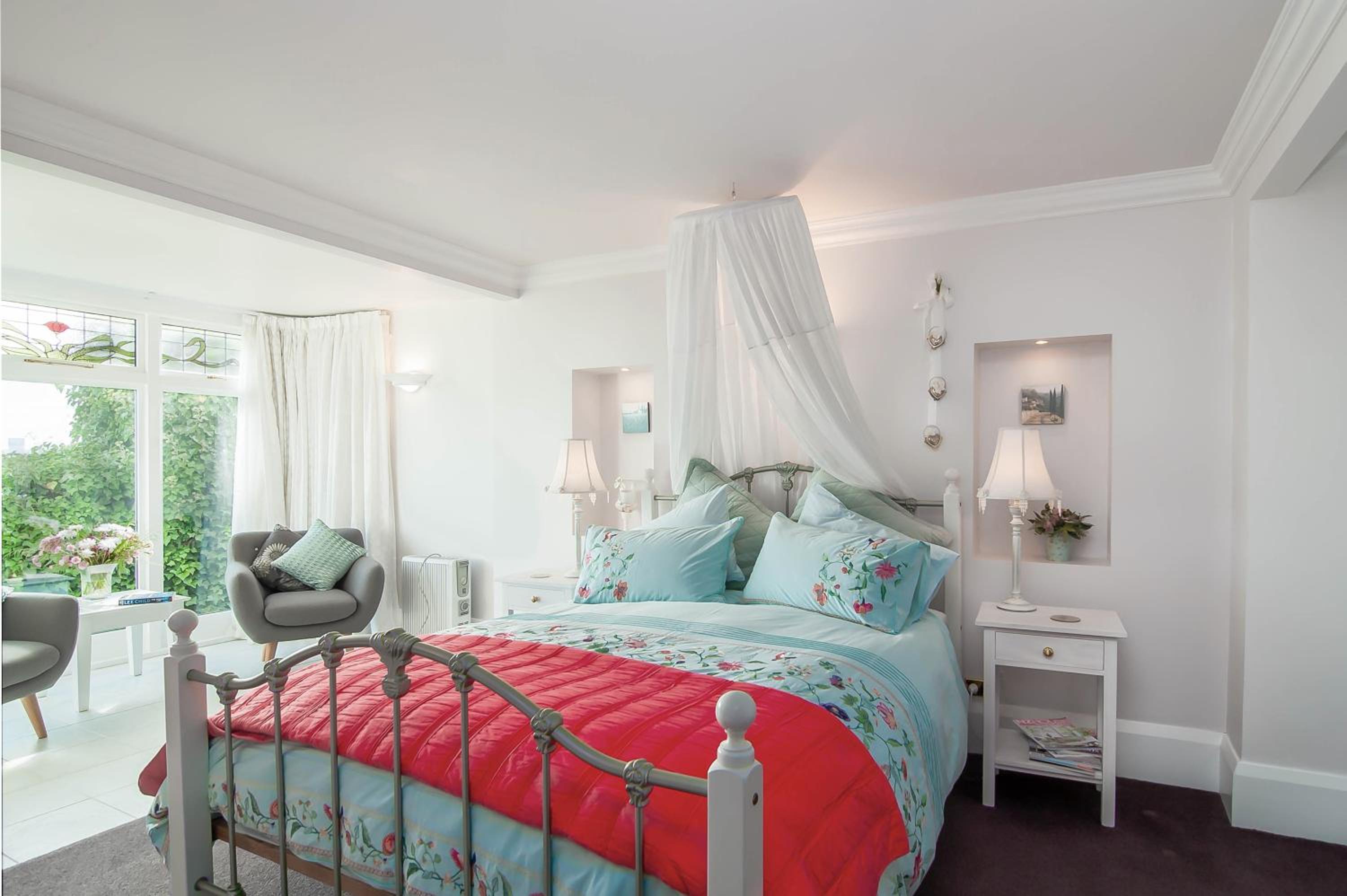 Queen Room with Private Patio - Photo 4