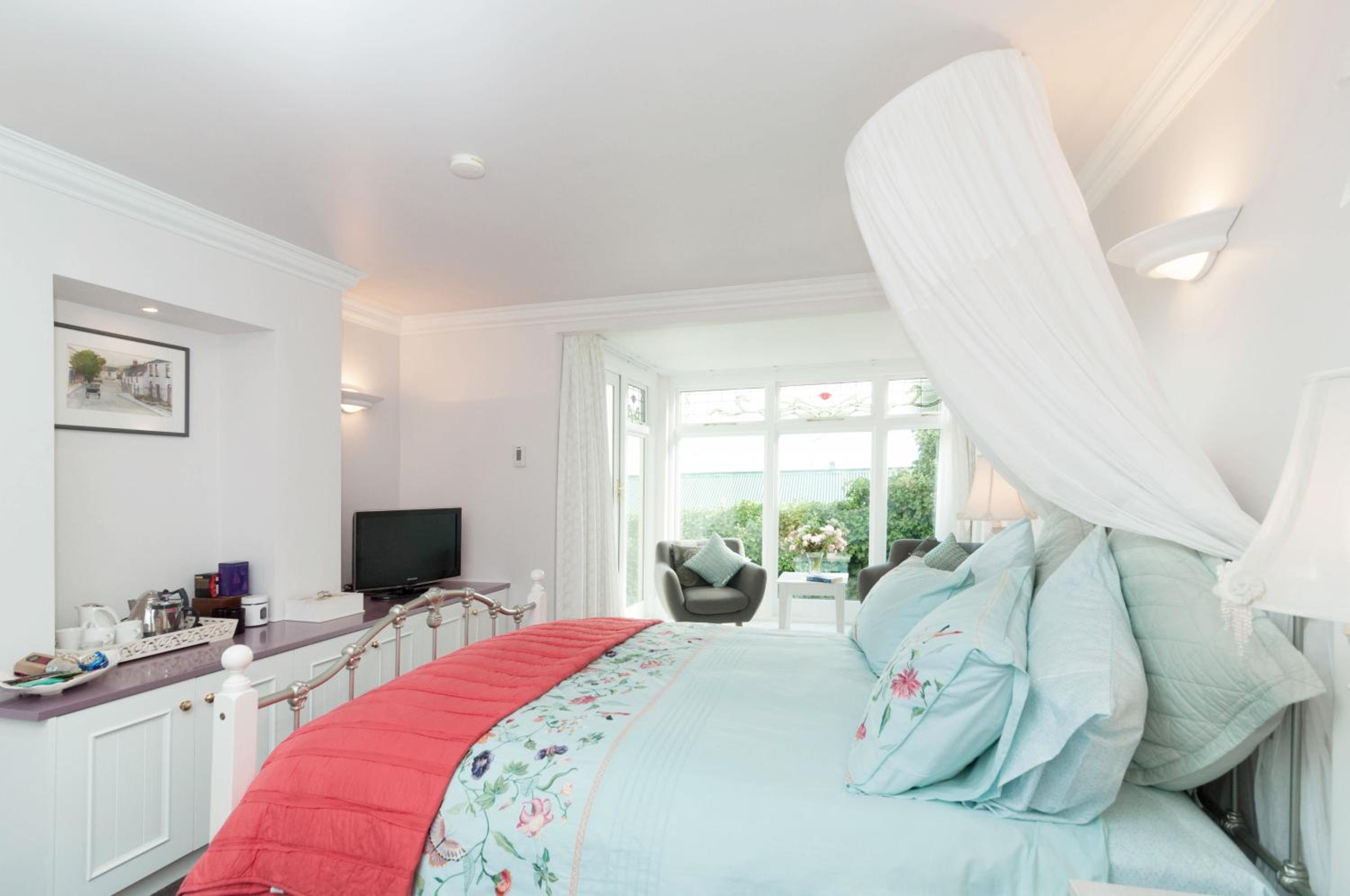 Queen Room with Private Patio - Photo 5