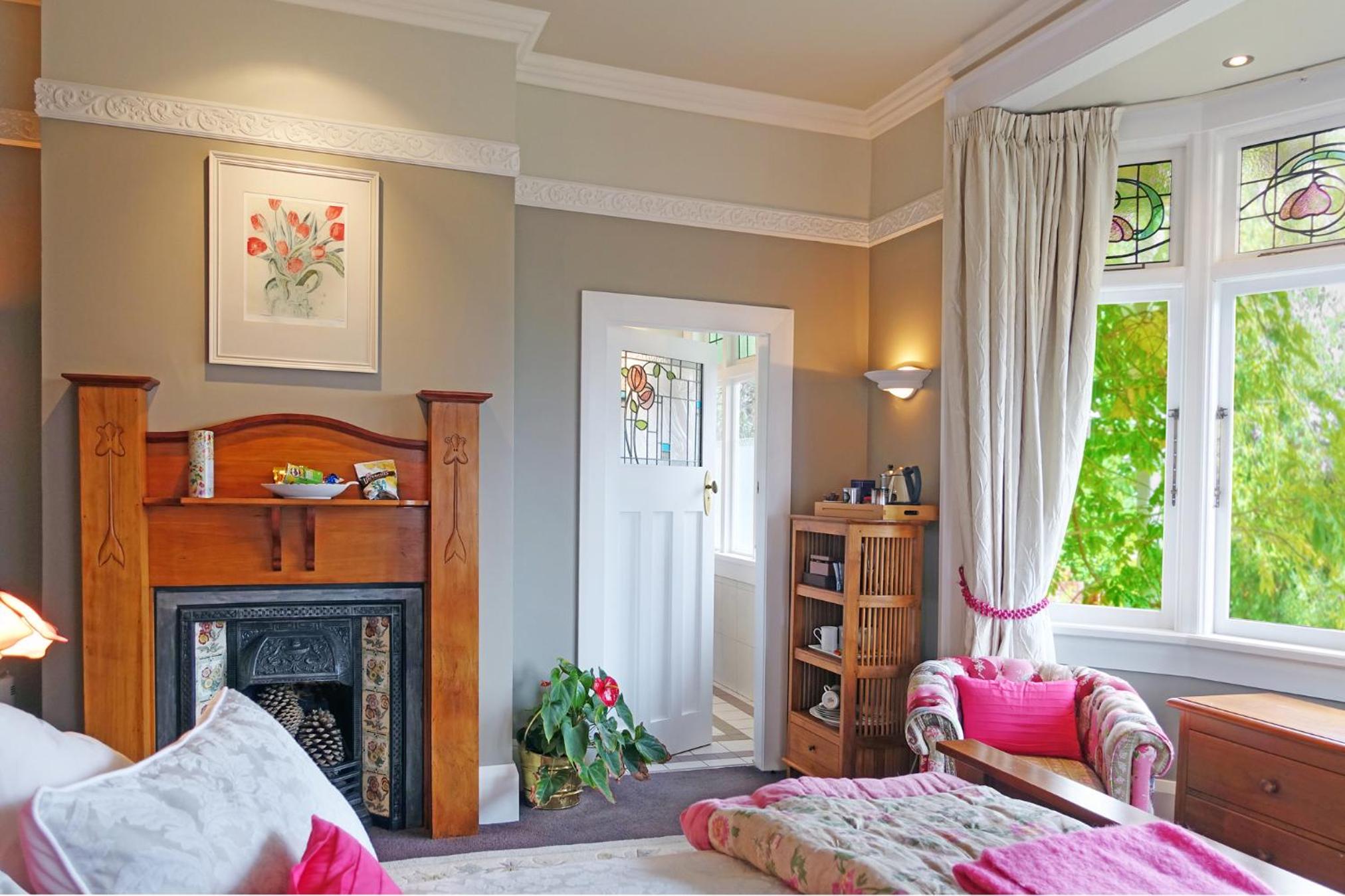 Queen Room with Garden View - Photo 3
