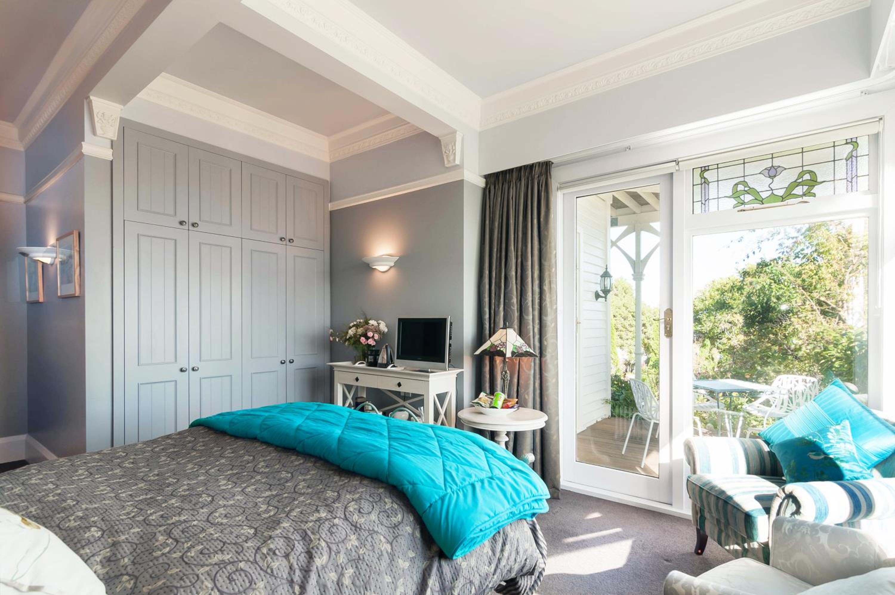 Queen Room with Mountain View - Photo 4