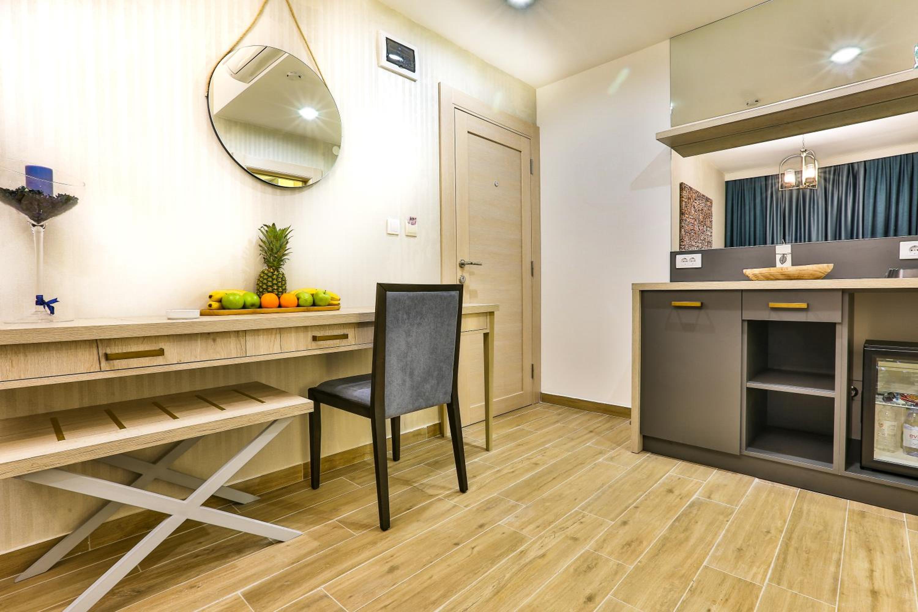 Suite with Balcony - Photo 4