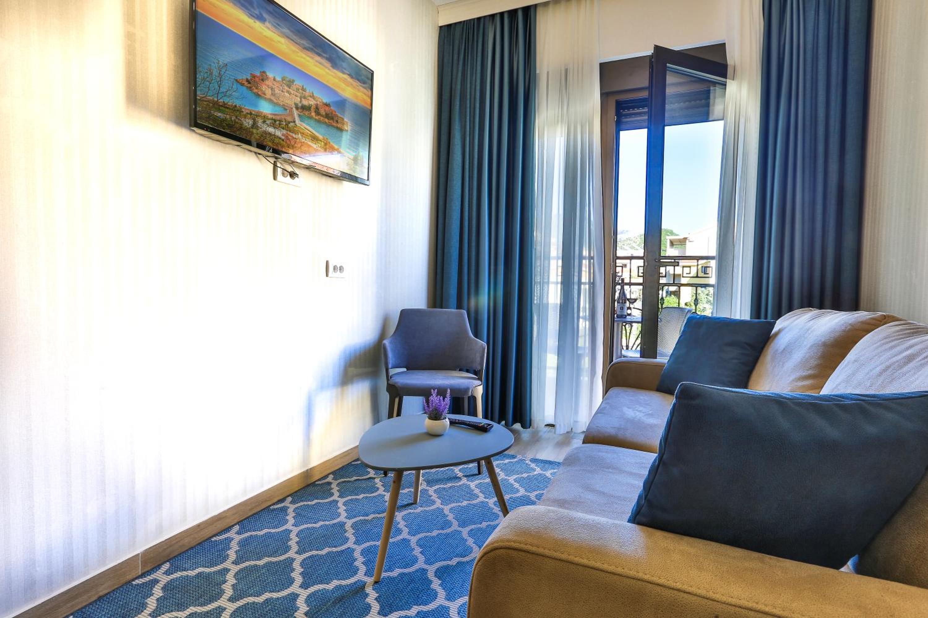 Suite with Balcony - Photo 2