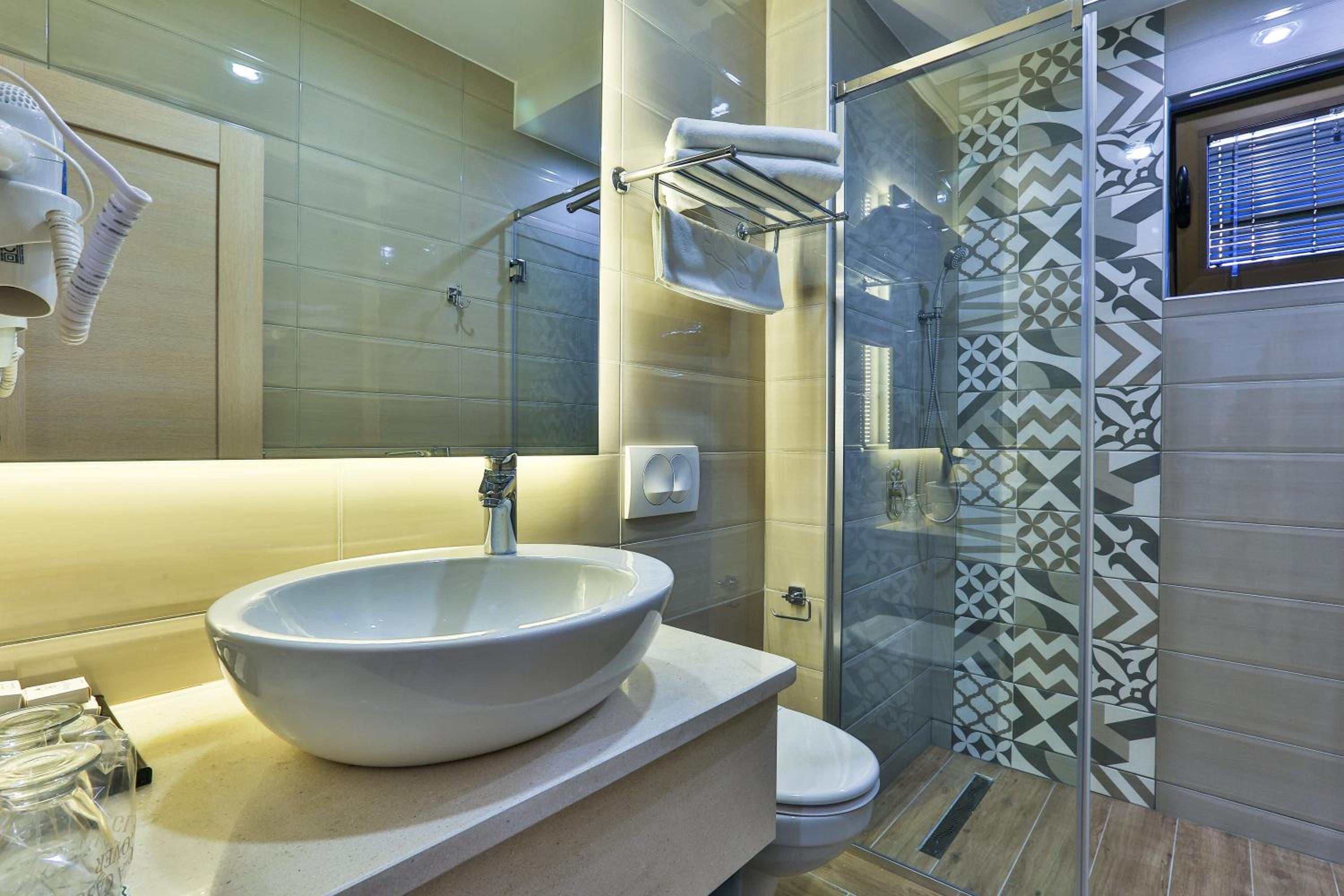 Suite with Balcony - Photo 5