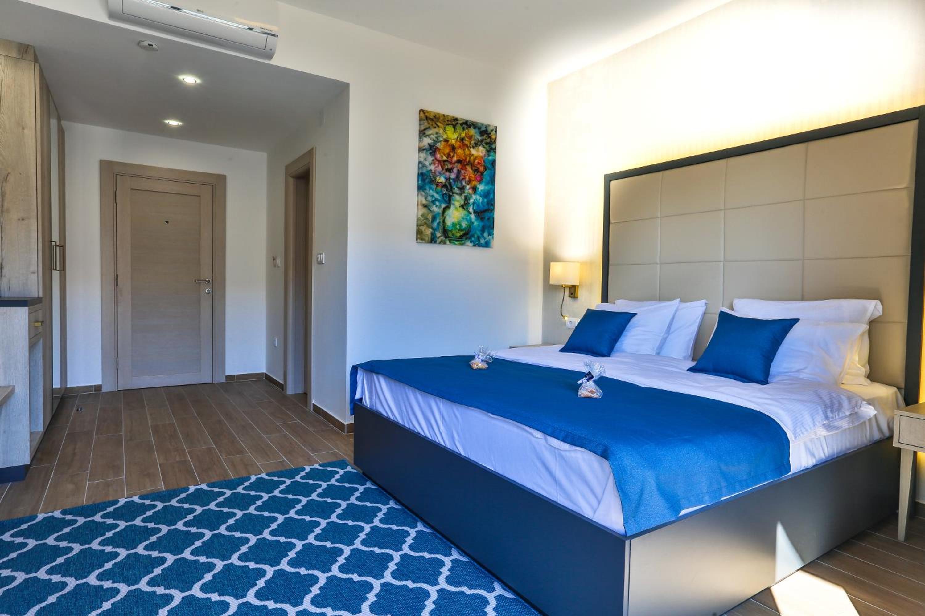 Standard Double Room with Pool view - Photo 5