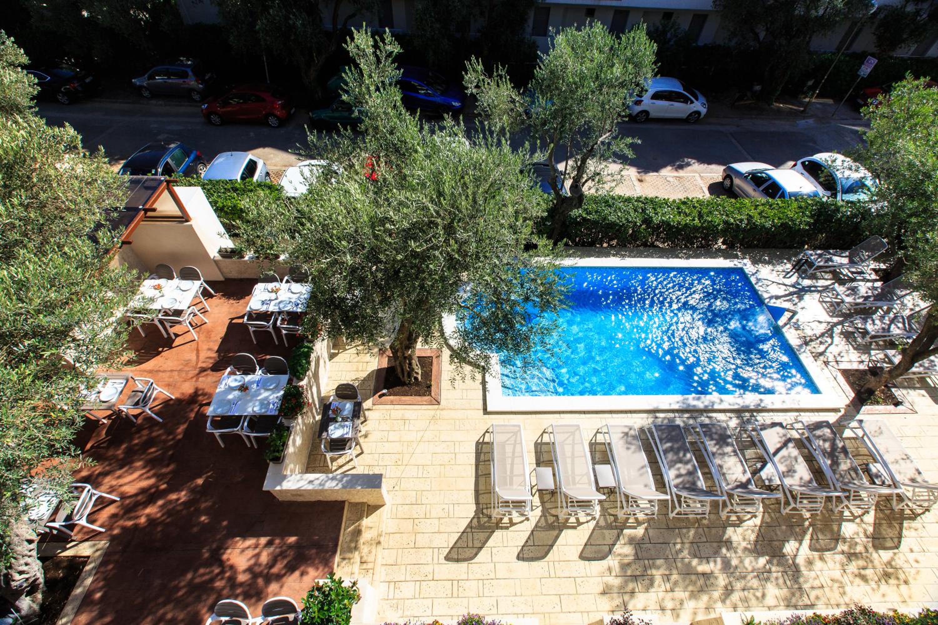Standard Double Room with Pool view - Photo 4