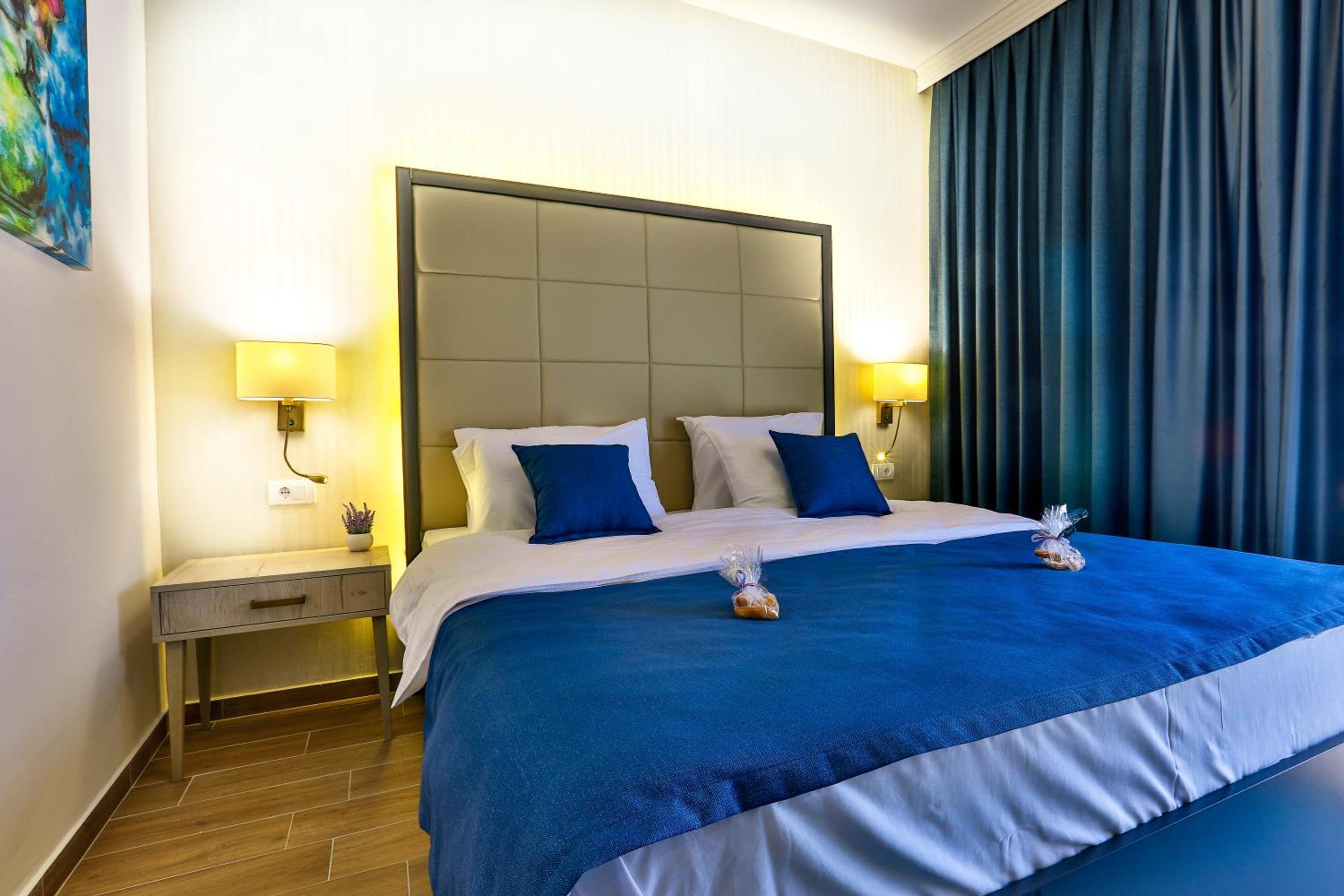 Standard Double Room with Pool view - Photo 7