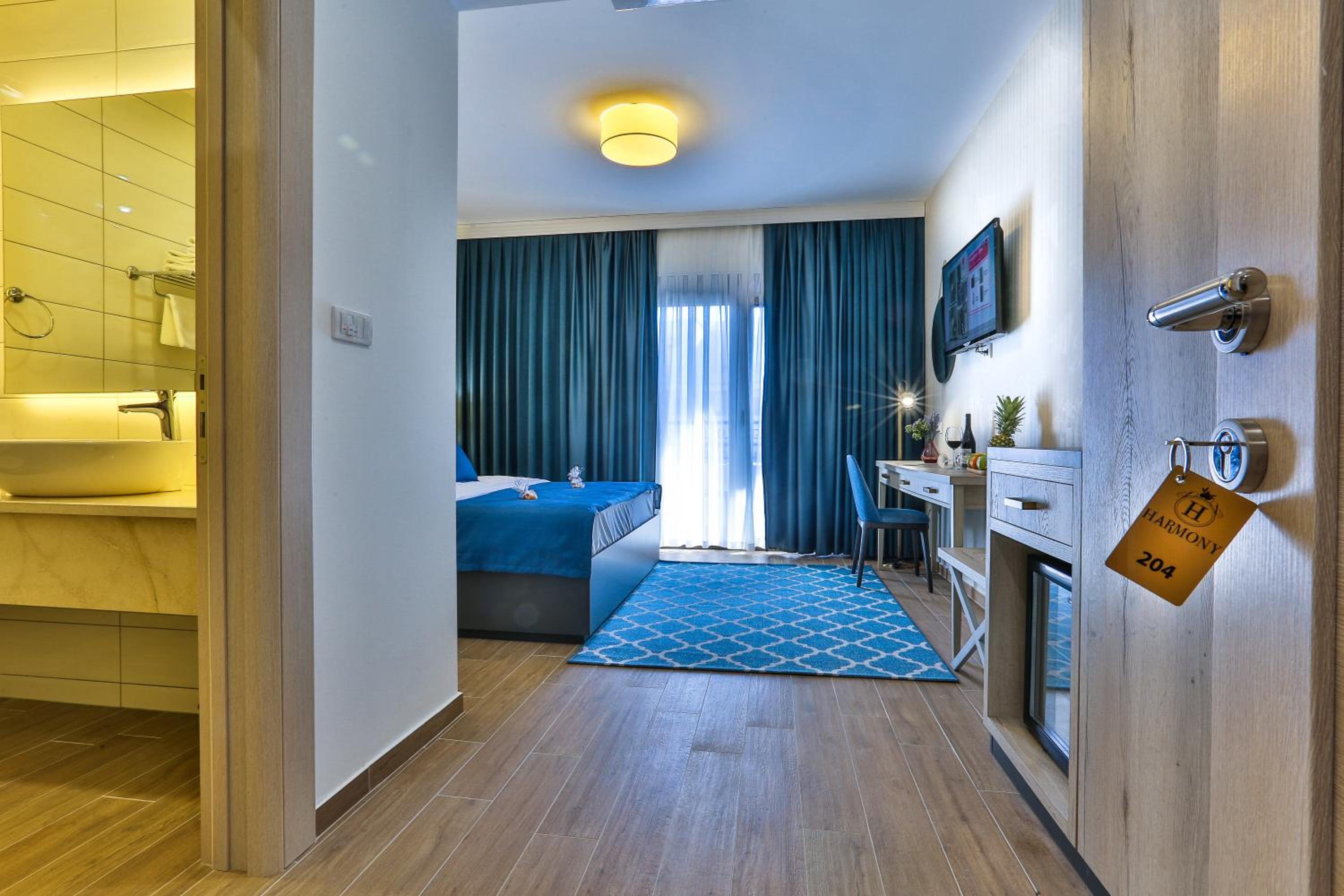 Standard Double Room with Pool view - Photo 1