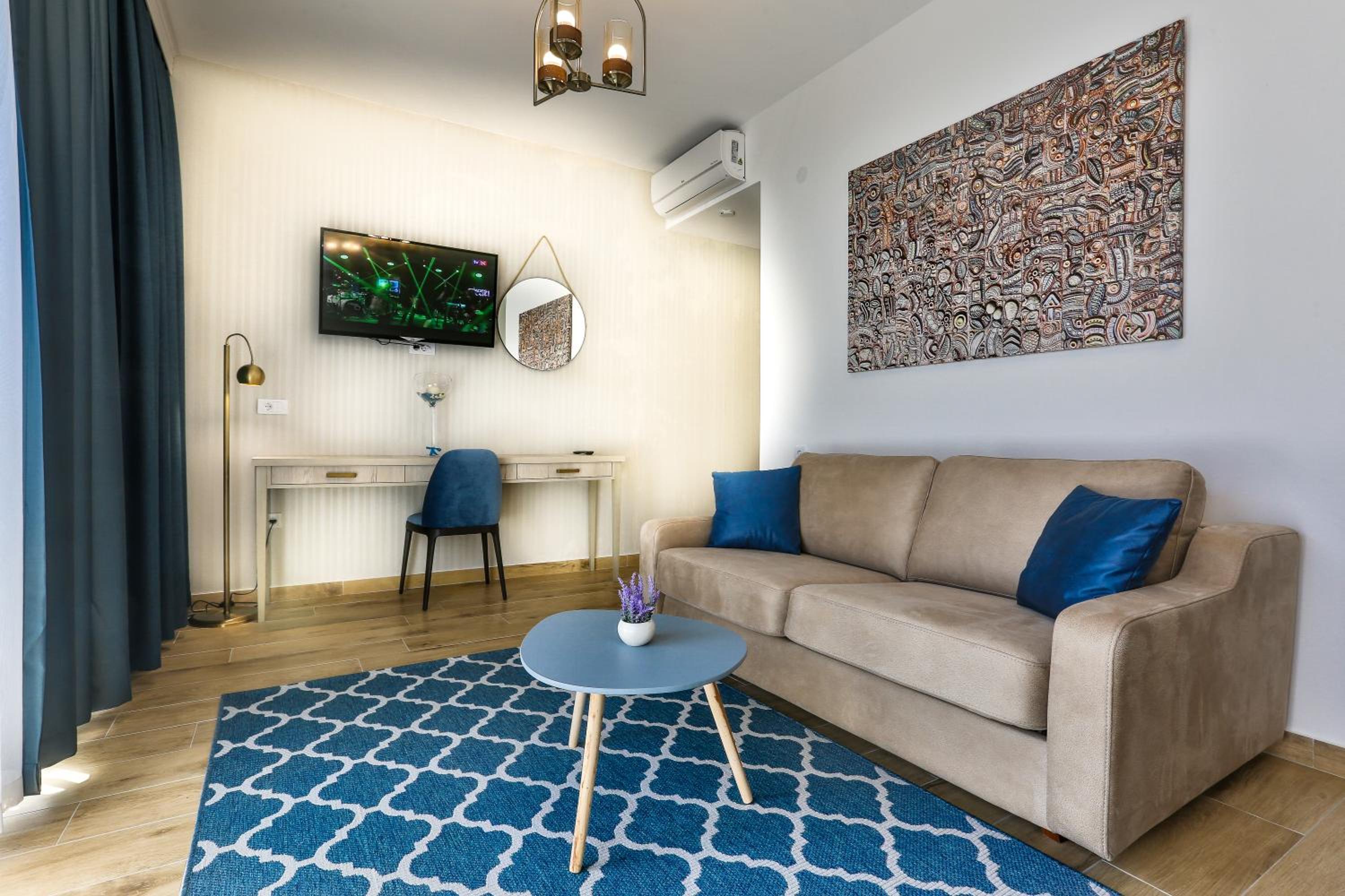 Executive Suite - Photo 2