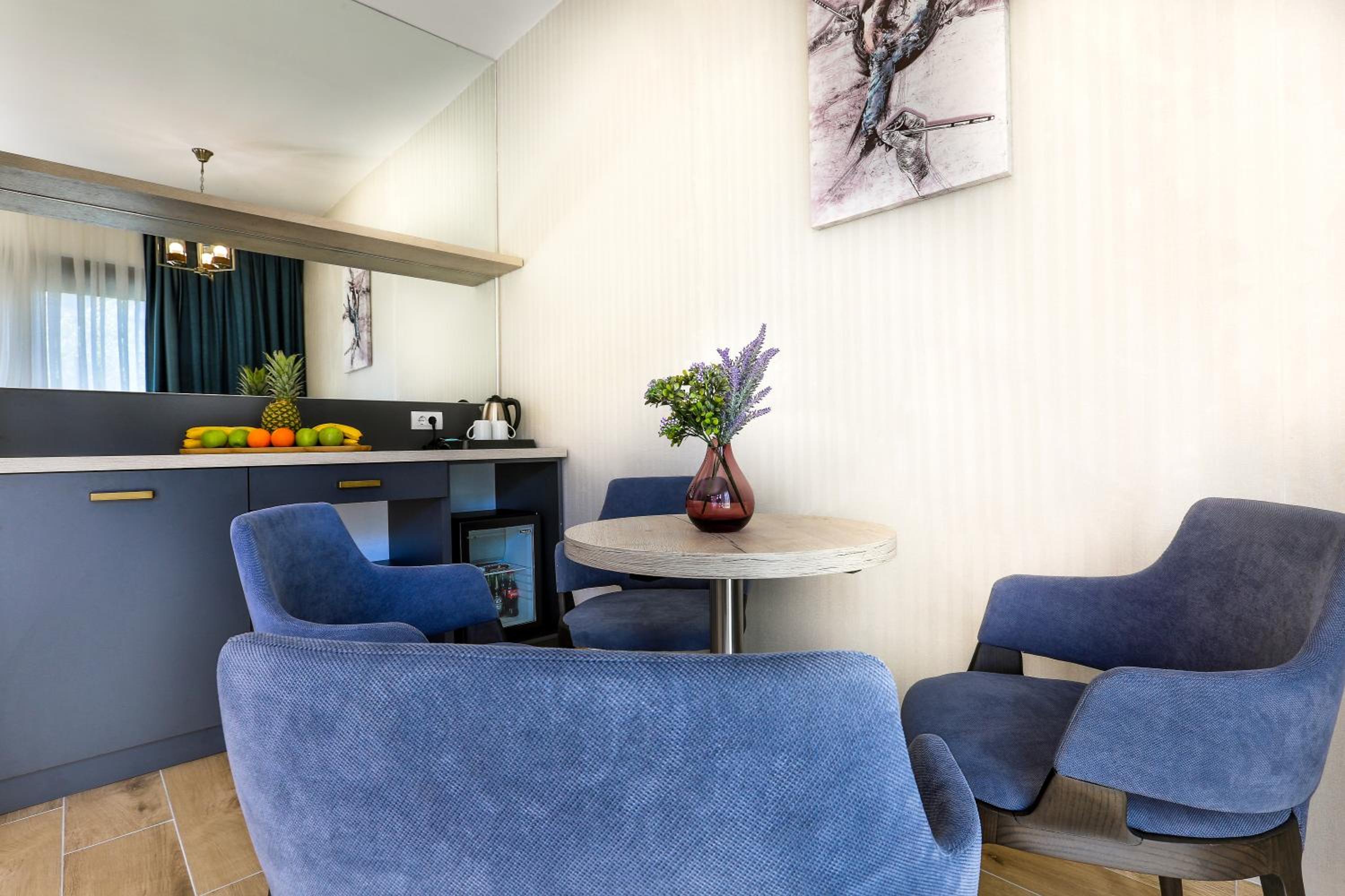 Executive Suite - Photo 6